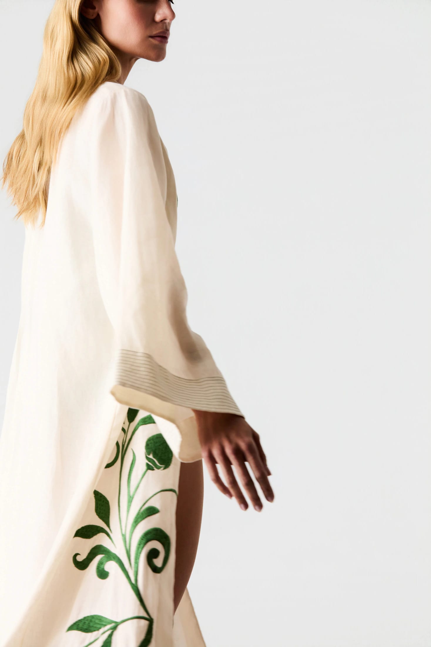 Rafaela Embroidered Kaftan / Ivory Green Buganvilias - imagen 4