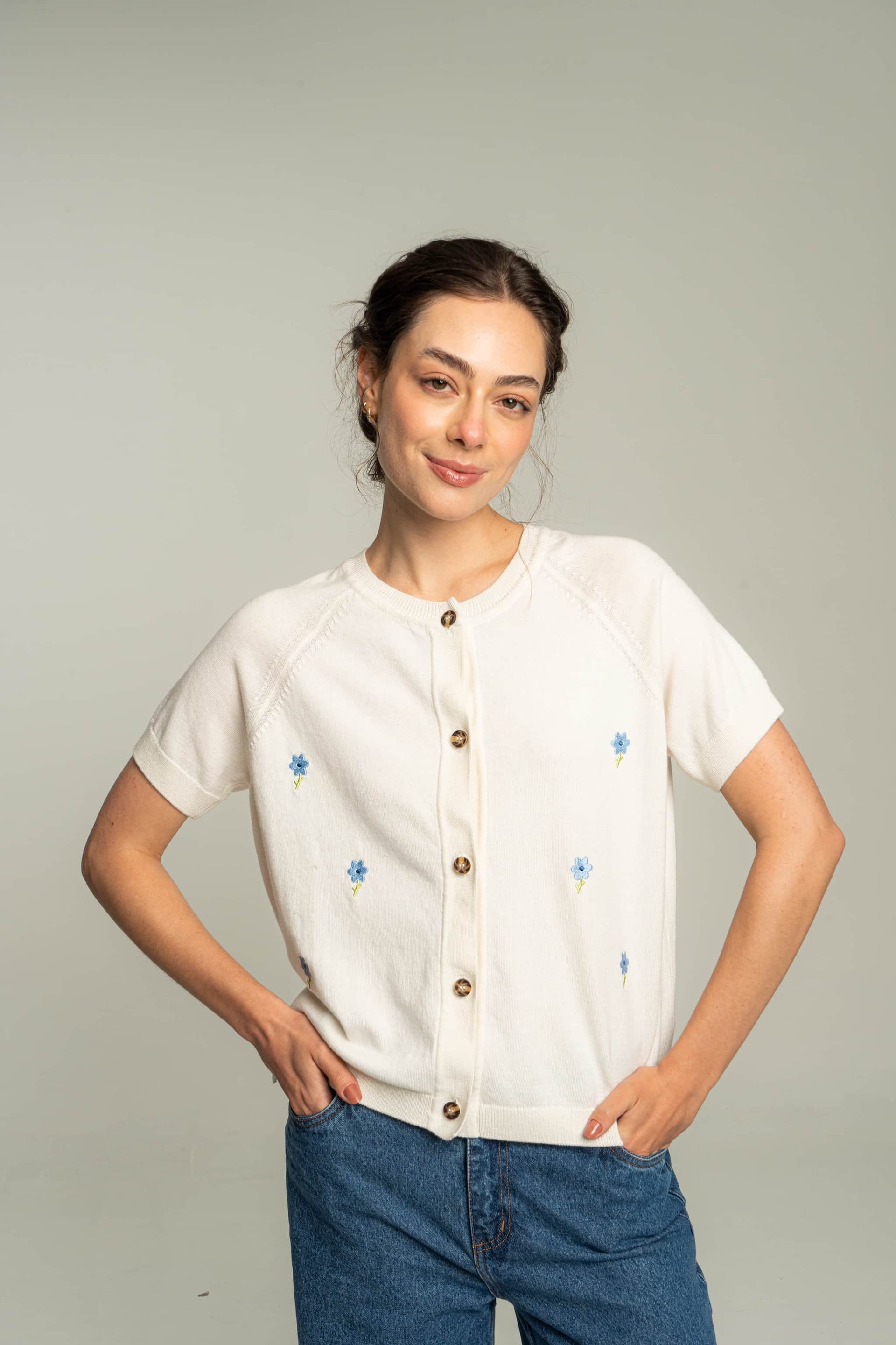 Cardigan corto flores bordadas - crudo - imagen 1