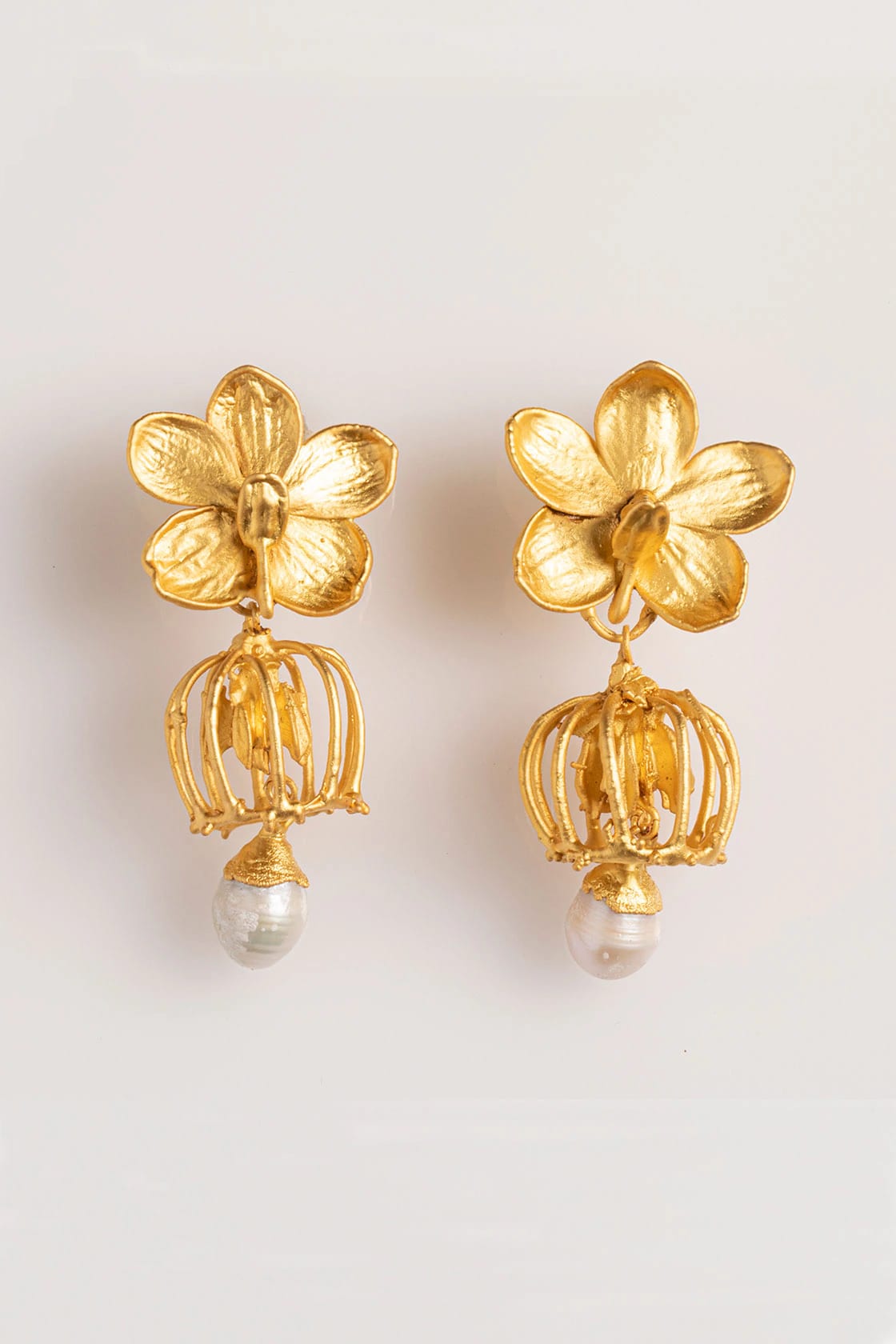 MINI VANDA ORCHID CAMPANULA AND PEARLS CHANDELIER EARRINGS - imagen 1