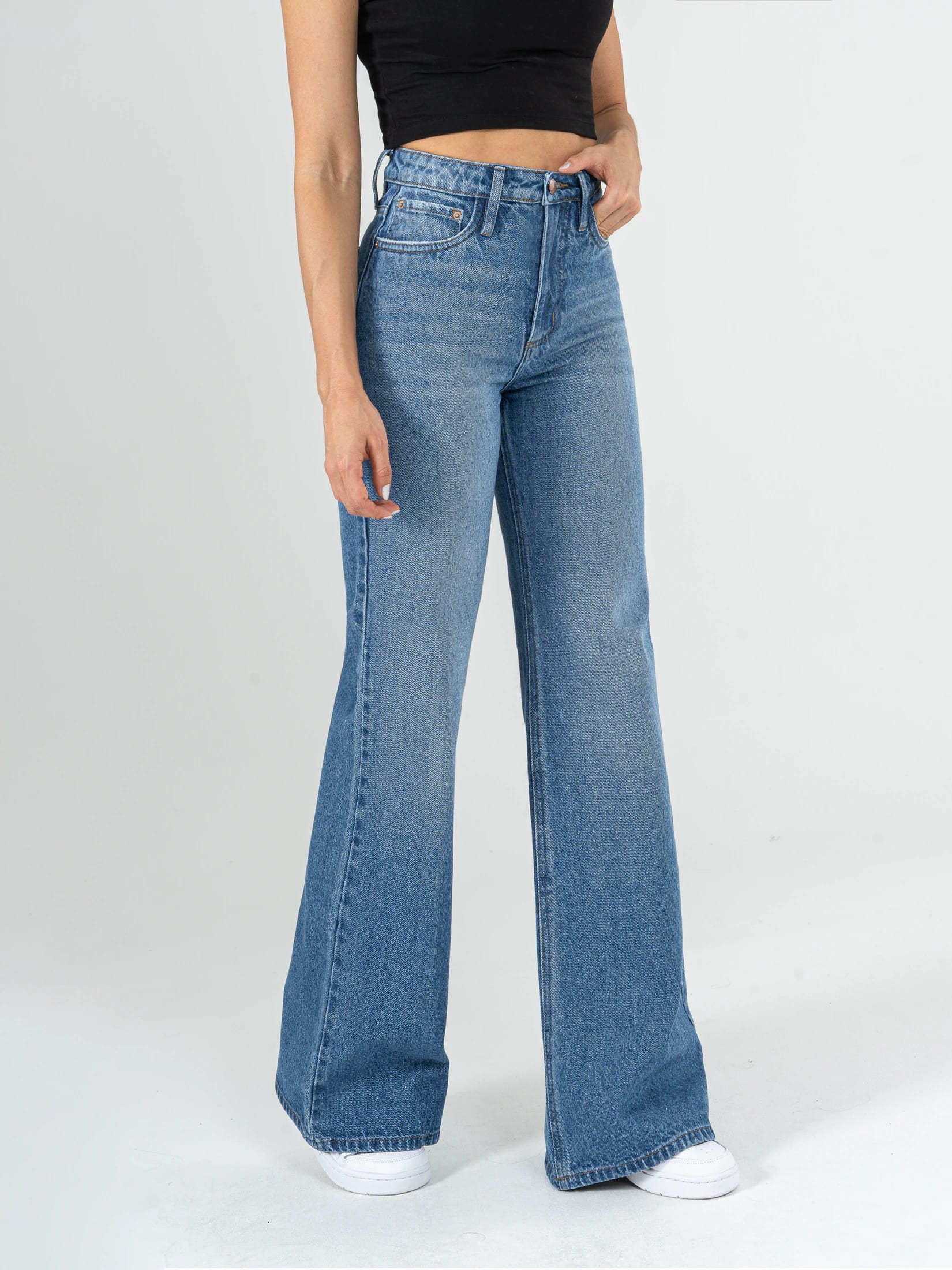 Ref: 064236 Jean Mom Flare, rígido, tiro alto, tono azul medio, diseño cinco bolsillos. - imagen 3