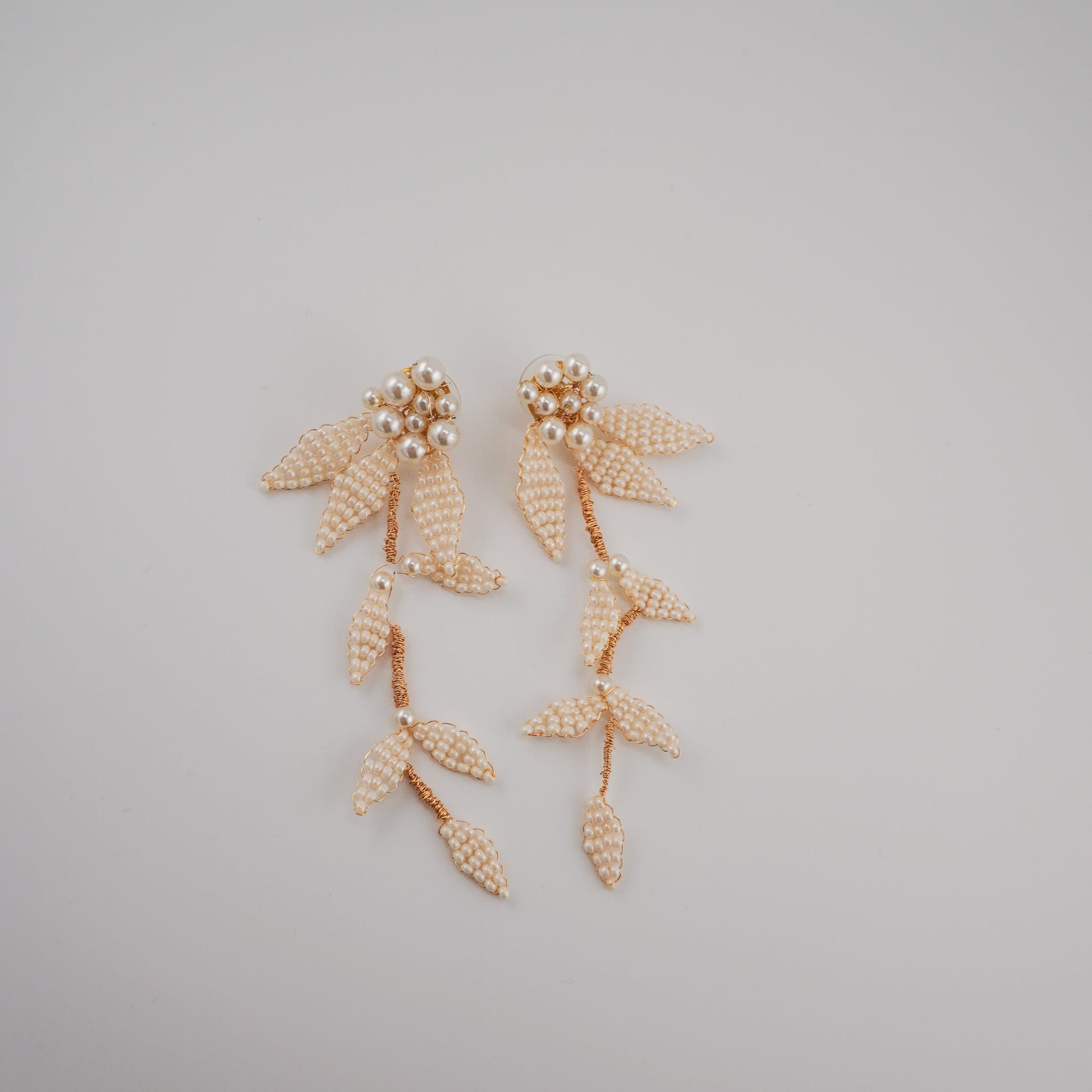 Ever After Petals & Pearls dangle earrings - imagen 1