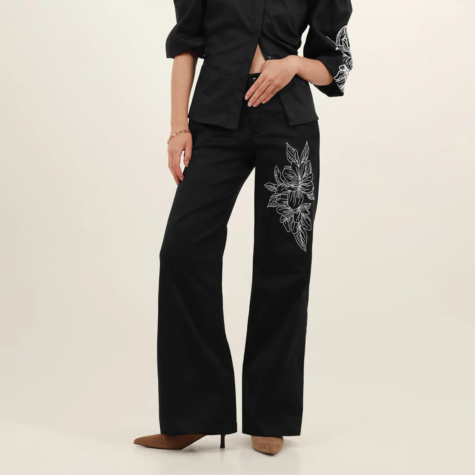 Pantalón palazzo bota flare con bordado flor - imagen 3