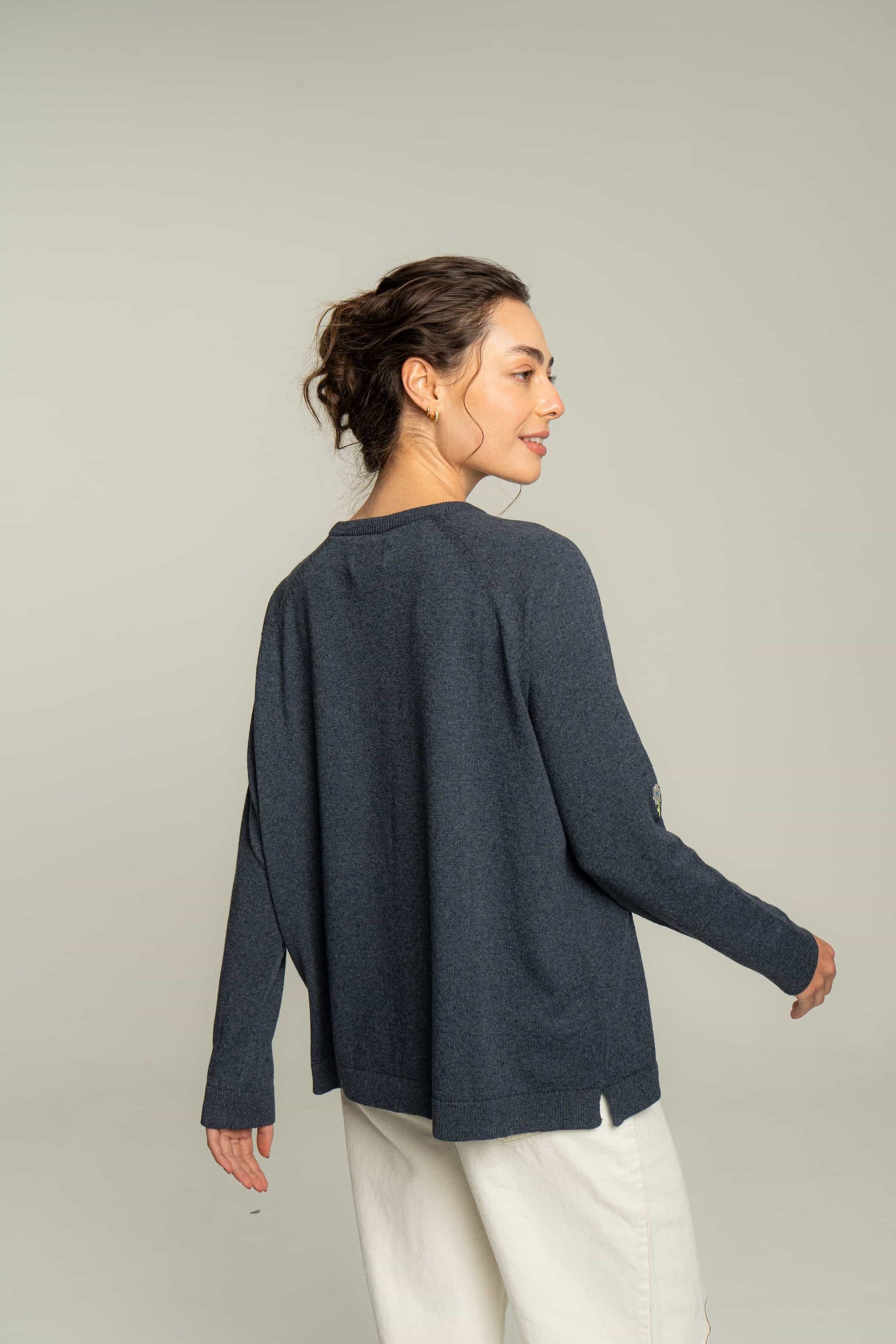 Sweater flores bordadas - azul petróleo - imagen 4