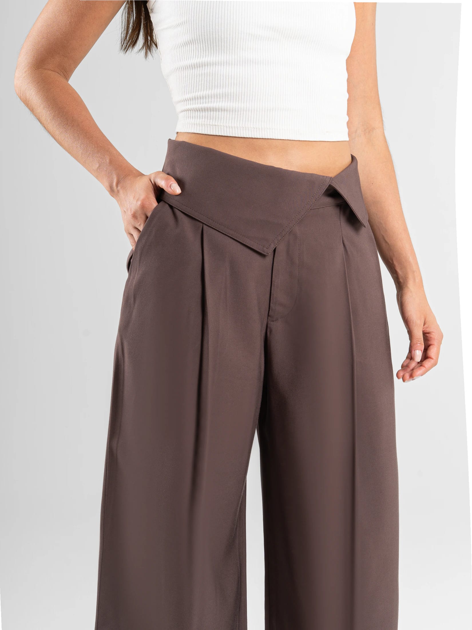 Ref: 0620558 Pantalón mom flare, prenses, detalle pretina, tono café - imagen 4
