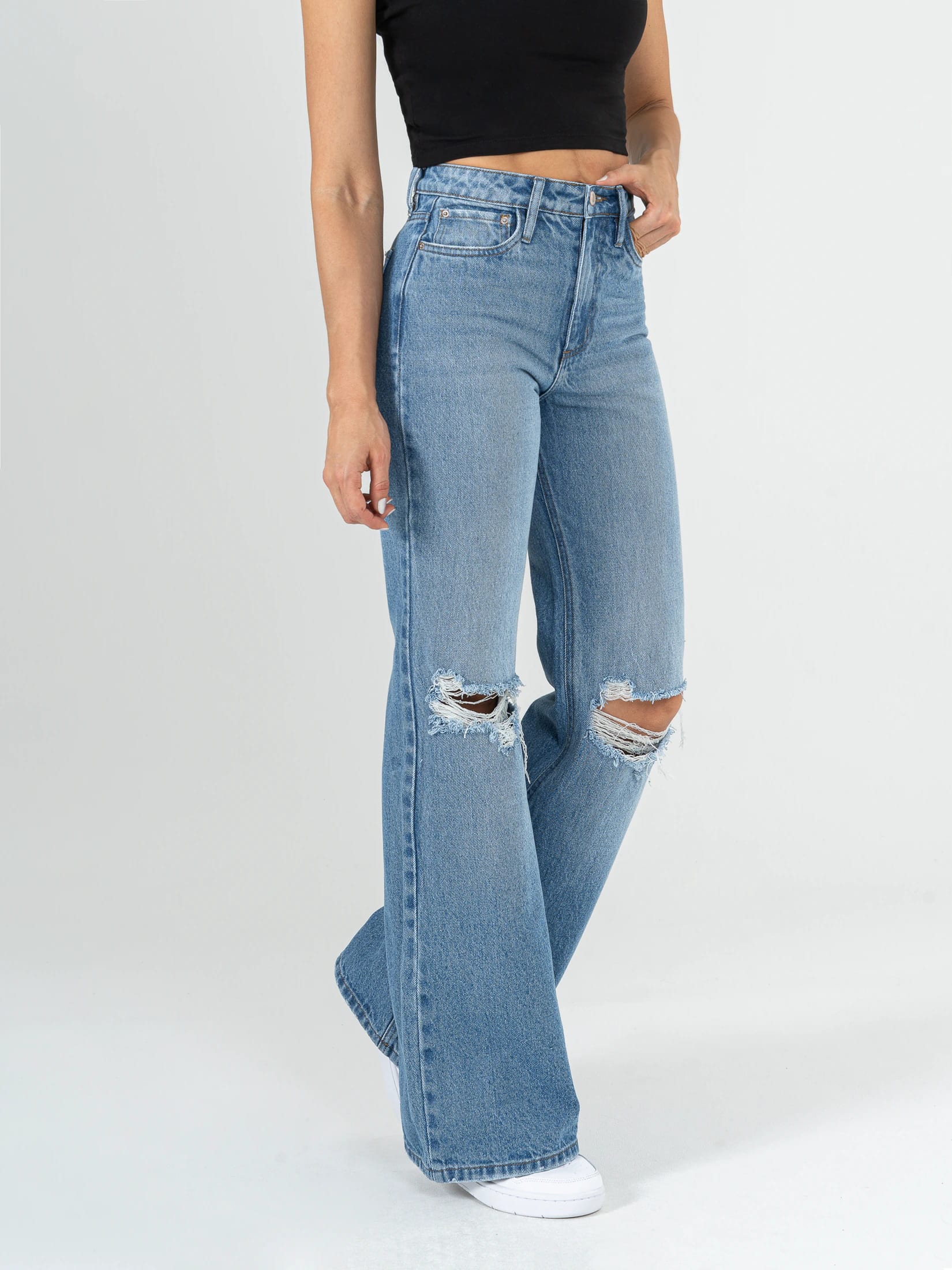 Ref: 064238 Jean Mom Flare, rígido, tiro alto, tono azul medio con rotos, diseño cinco bolsillos - imagen 2