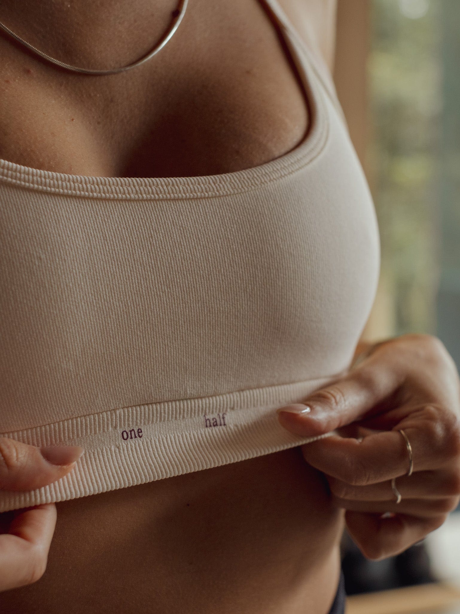 AIRY SEAMLESS CROP TOP - VANILLA - imagen 8