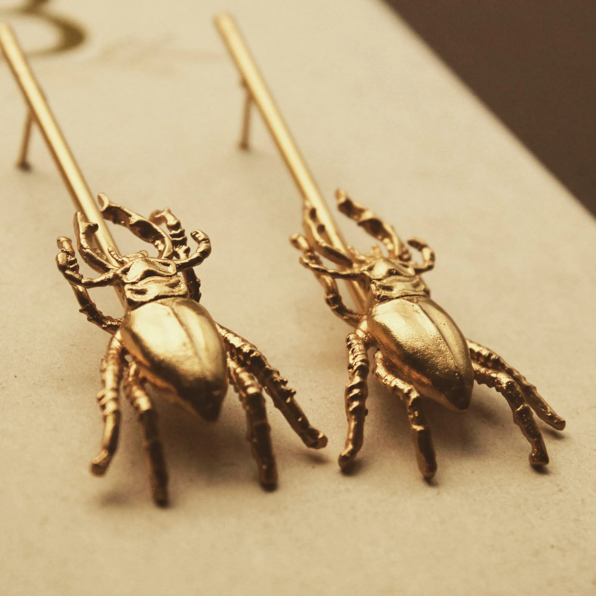 Aretes largos con escarabajo grande - imagen 2