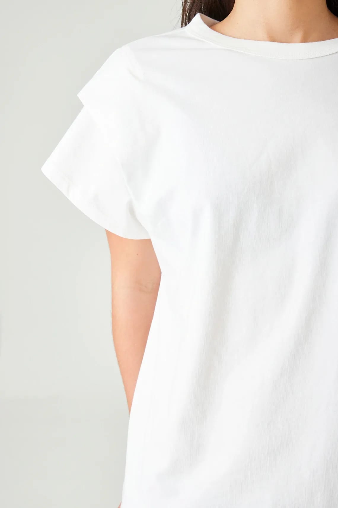 Camiseta relaxed fit bolero en hombro en blanco para mujer - imagen 4