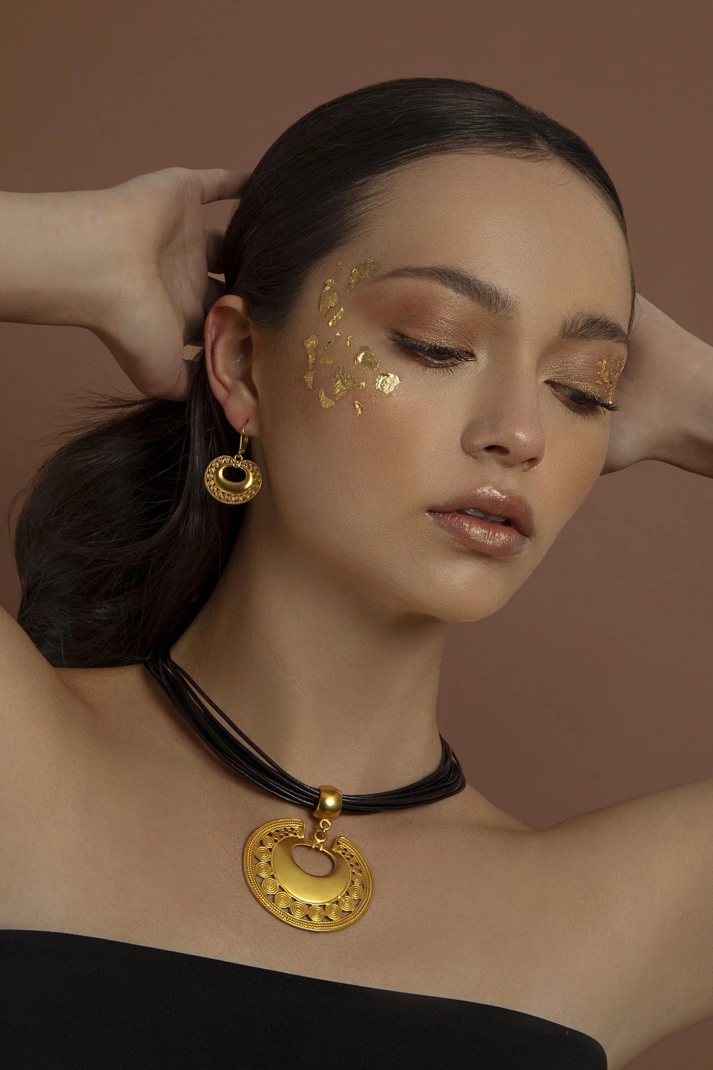 Collar Cuero Negro 10 Vueltas y Dije Extragrande Nariguera de Círculos Tairona - imagen 3