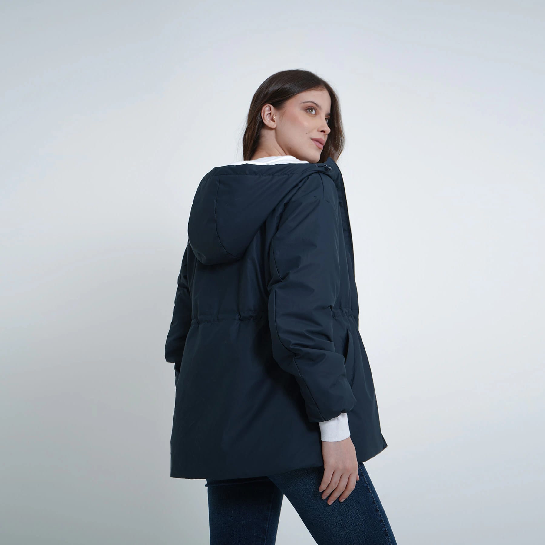 Chaqueta acolchada con capucha y ajuste en cintura - imagen 12
