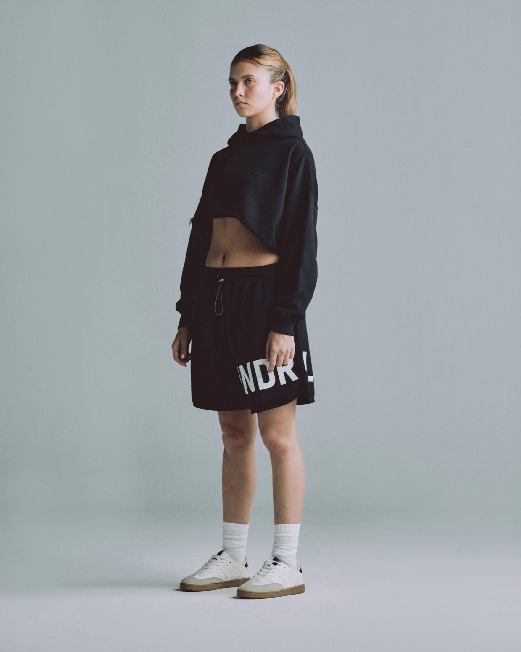 Line Logo Cropped Hoodie Black - imagen 4