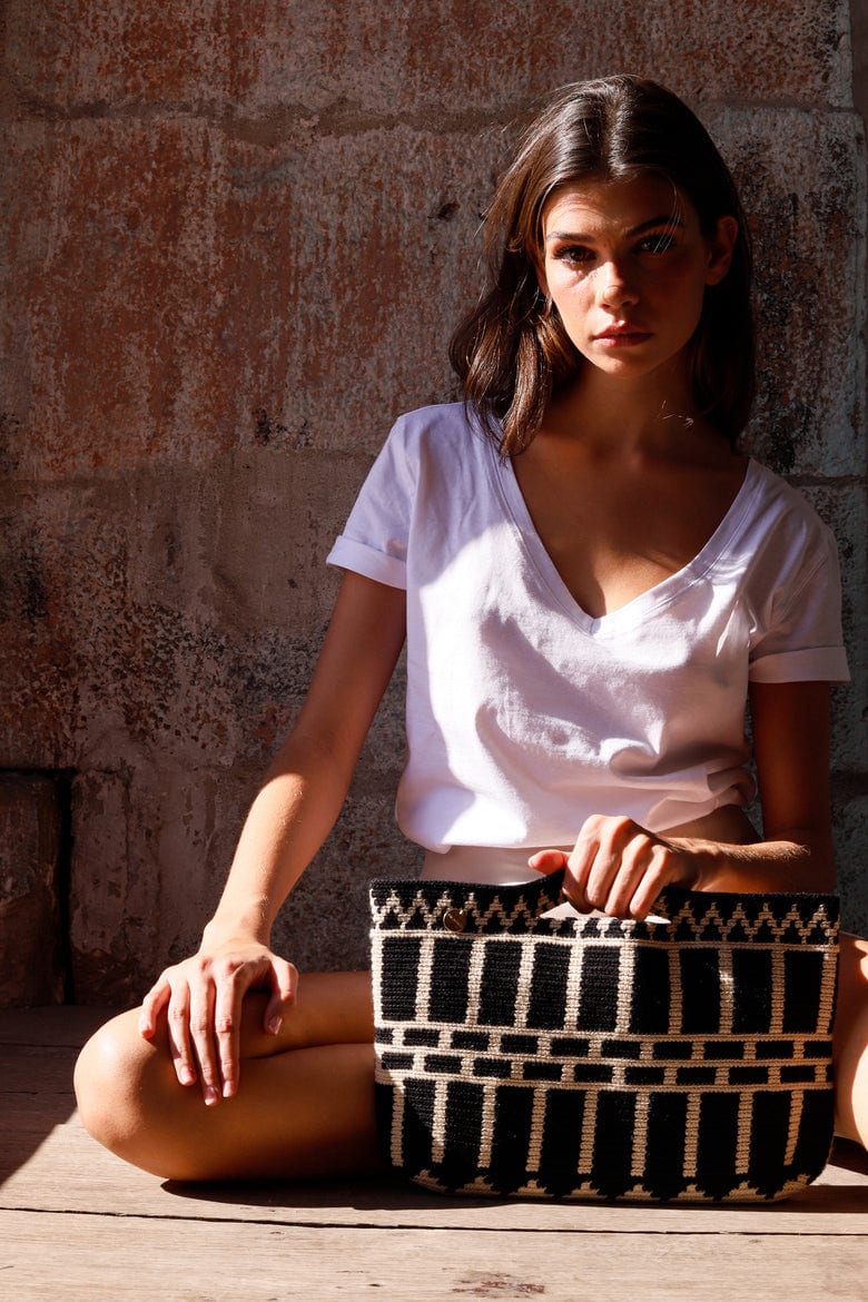 Lagos B Medium Clutch - imagen 3