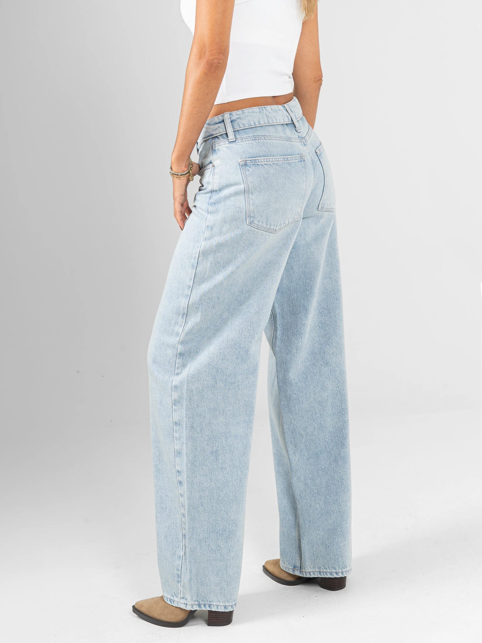 Ref: 066329 Jean wide leg, rígido, tiro medio, detalle en pretina, tono azul claro. - imagen 2