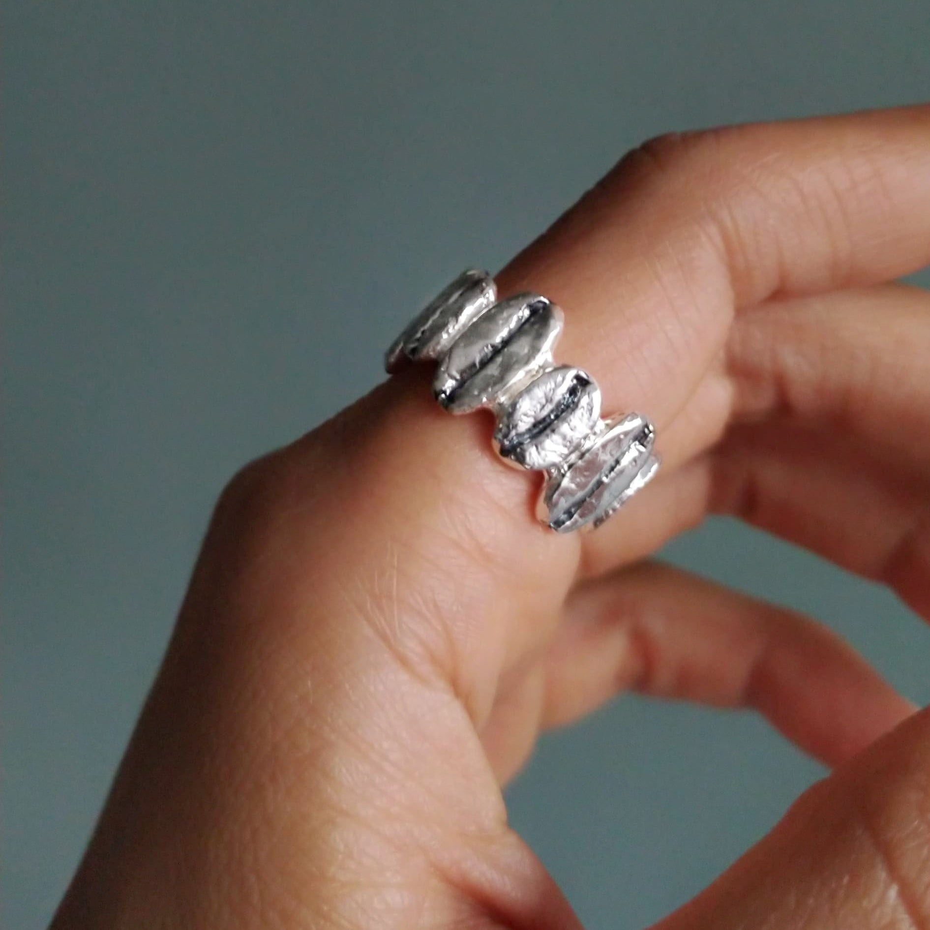 Anillo multi Café Gesha + Caturra en plata envejecida ajustable - imagen 2