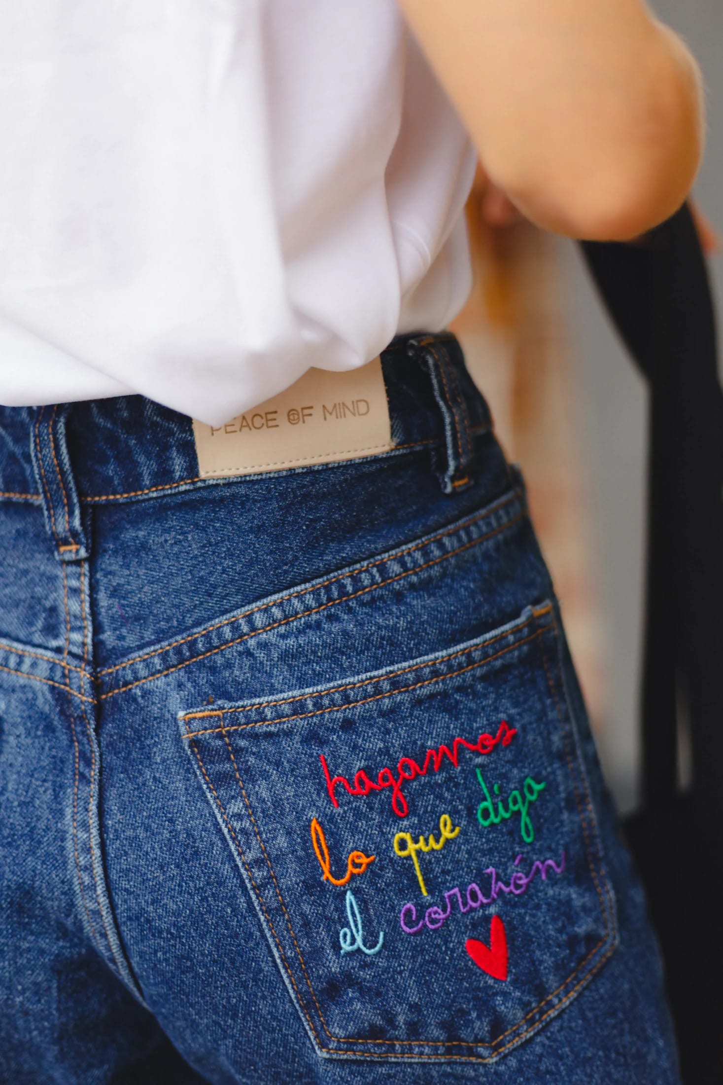 Hagamos Lo Que Diga El Corazón Embroidered Jeans - imagen 3