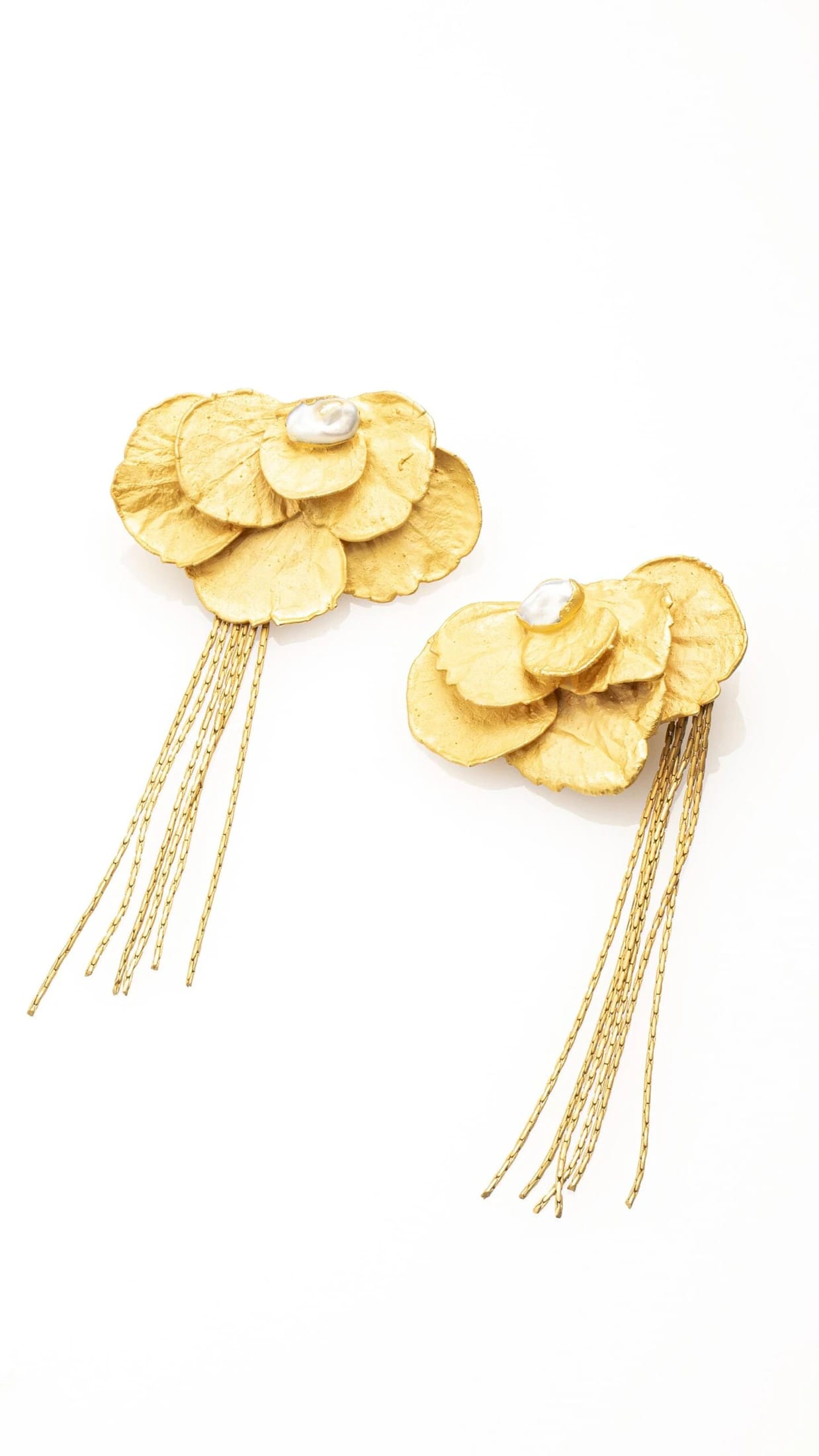ARETES HORTENSIAS DECONSTRUIDAS CON PERLA Y CADENAS - imagen 1