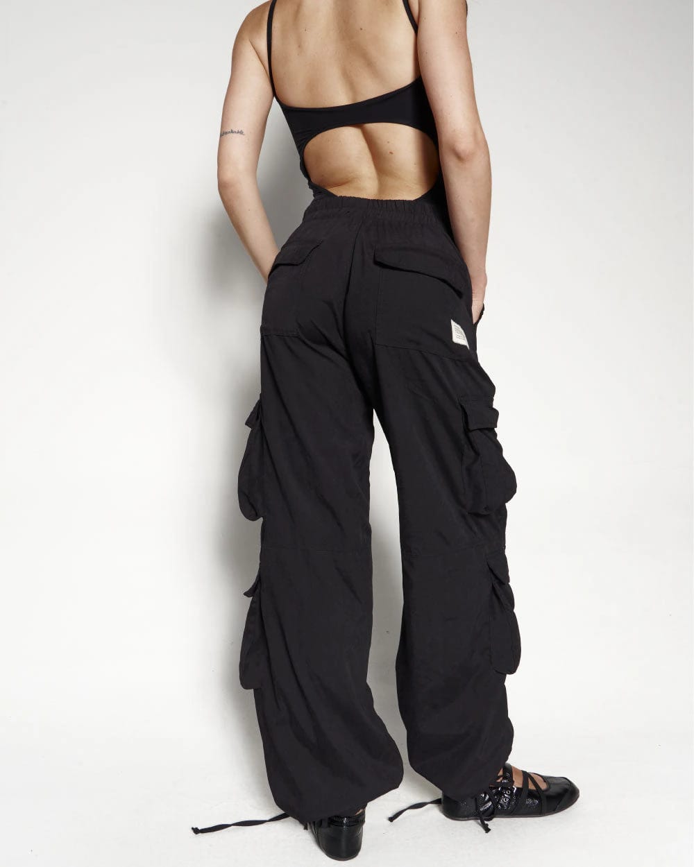 BLACK PARACHUTE PANTS - imagen 8