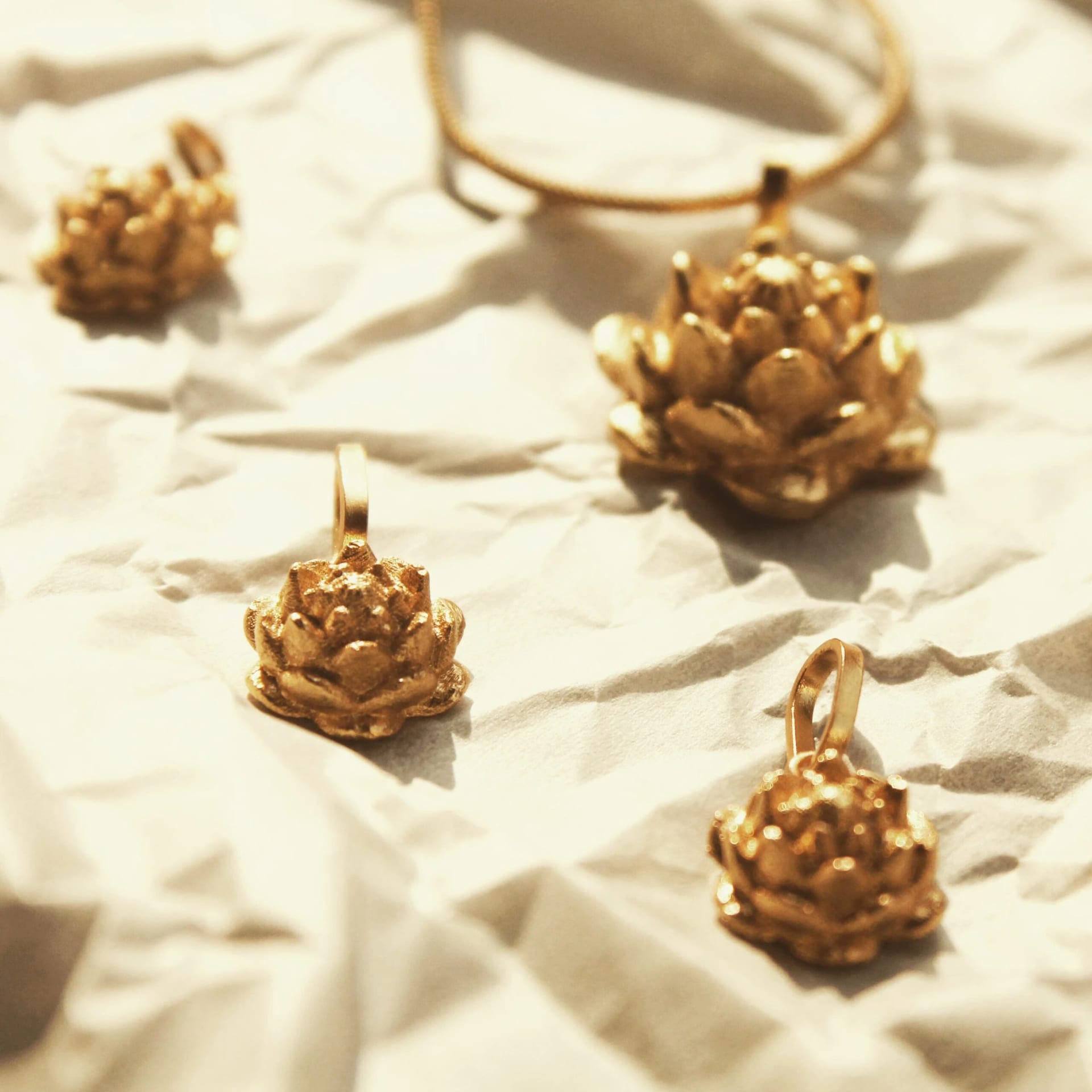 Cadena con flor de loto pequeña - imagen 3