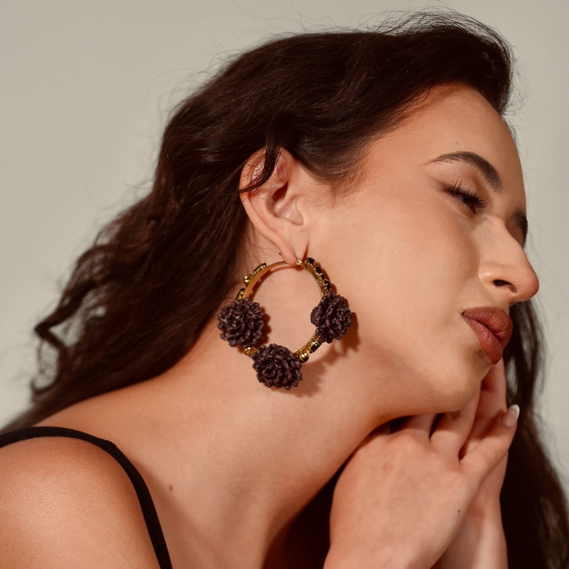 Black Flowers Hoop Earrings - imagen 1