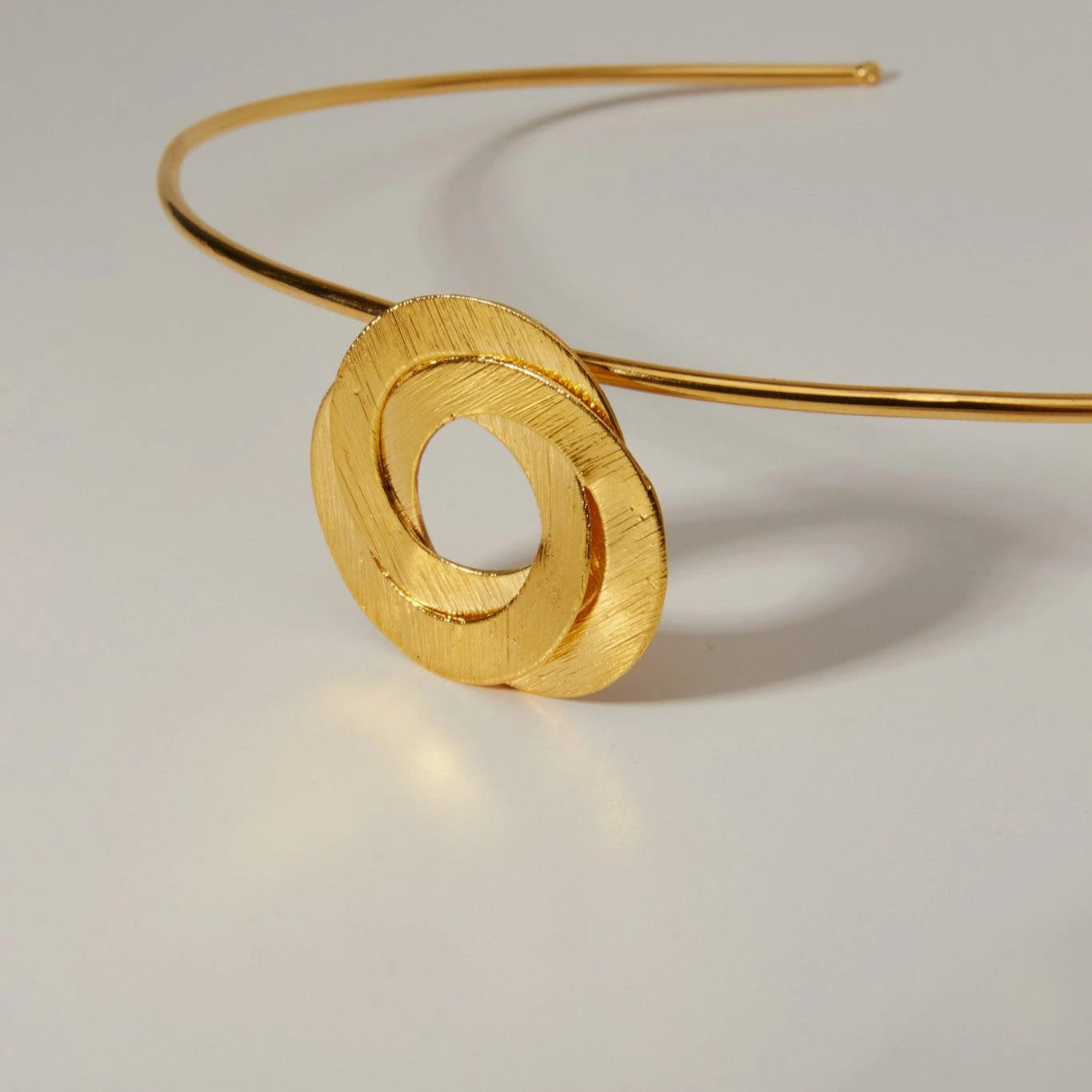 Golden Orbit Choker - imagen 3