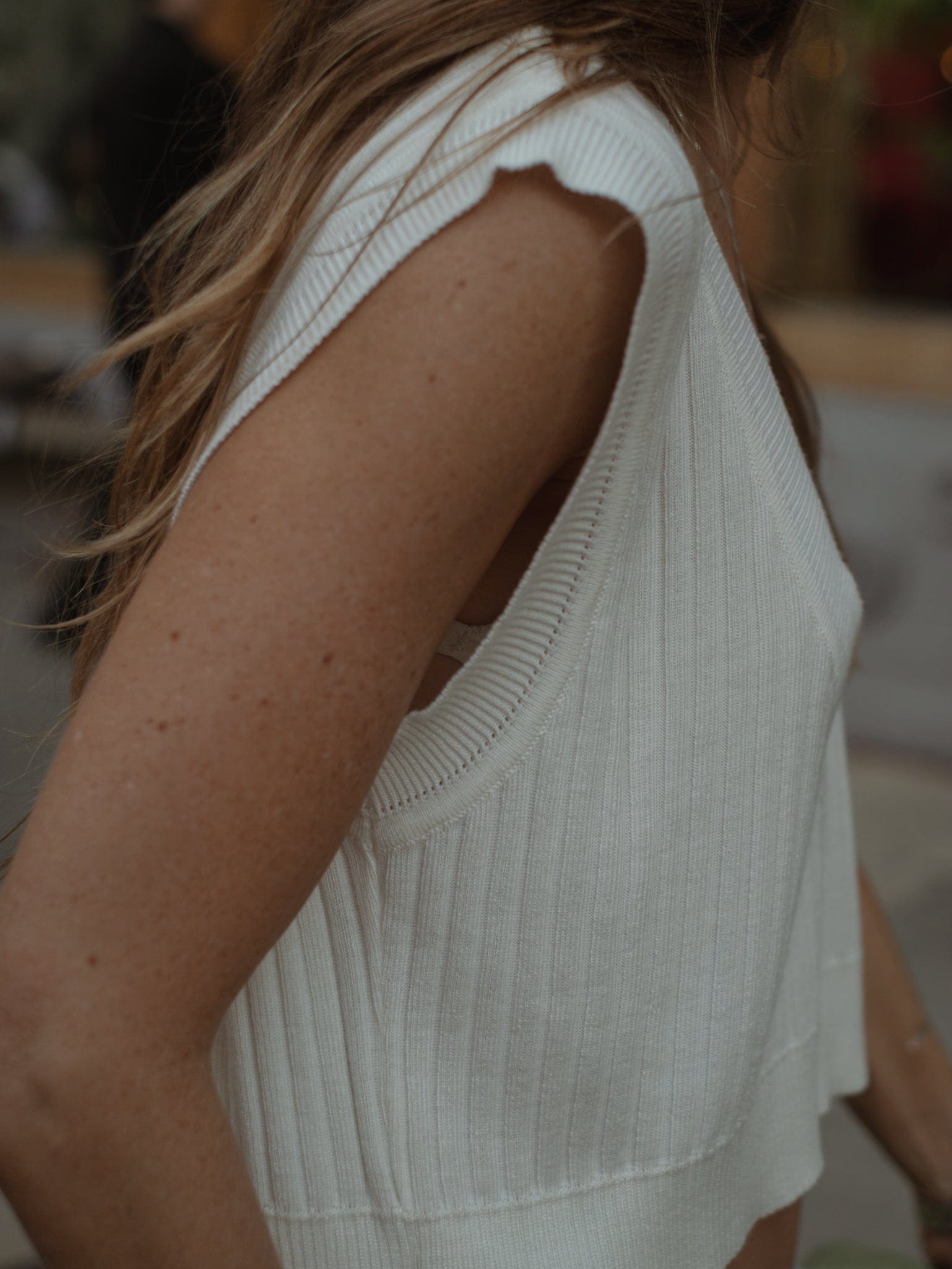CROP KNIT VEST - SOFT WHITE - imagen 7