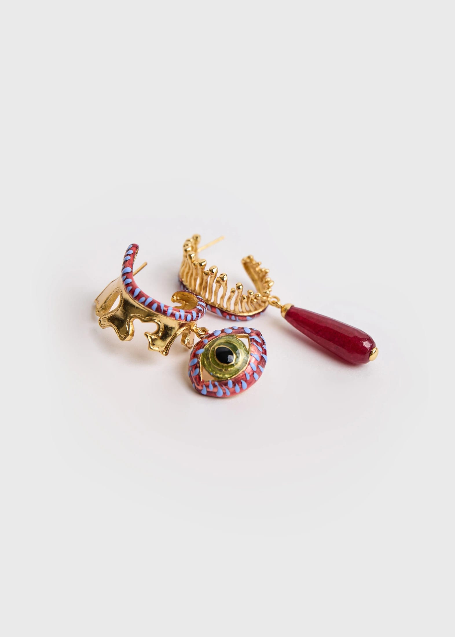 CAT DROP BURGUNDY EARRINGS - imagen 4