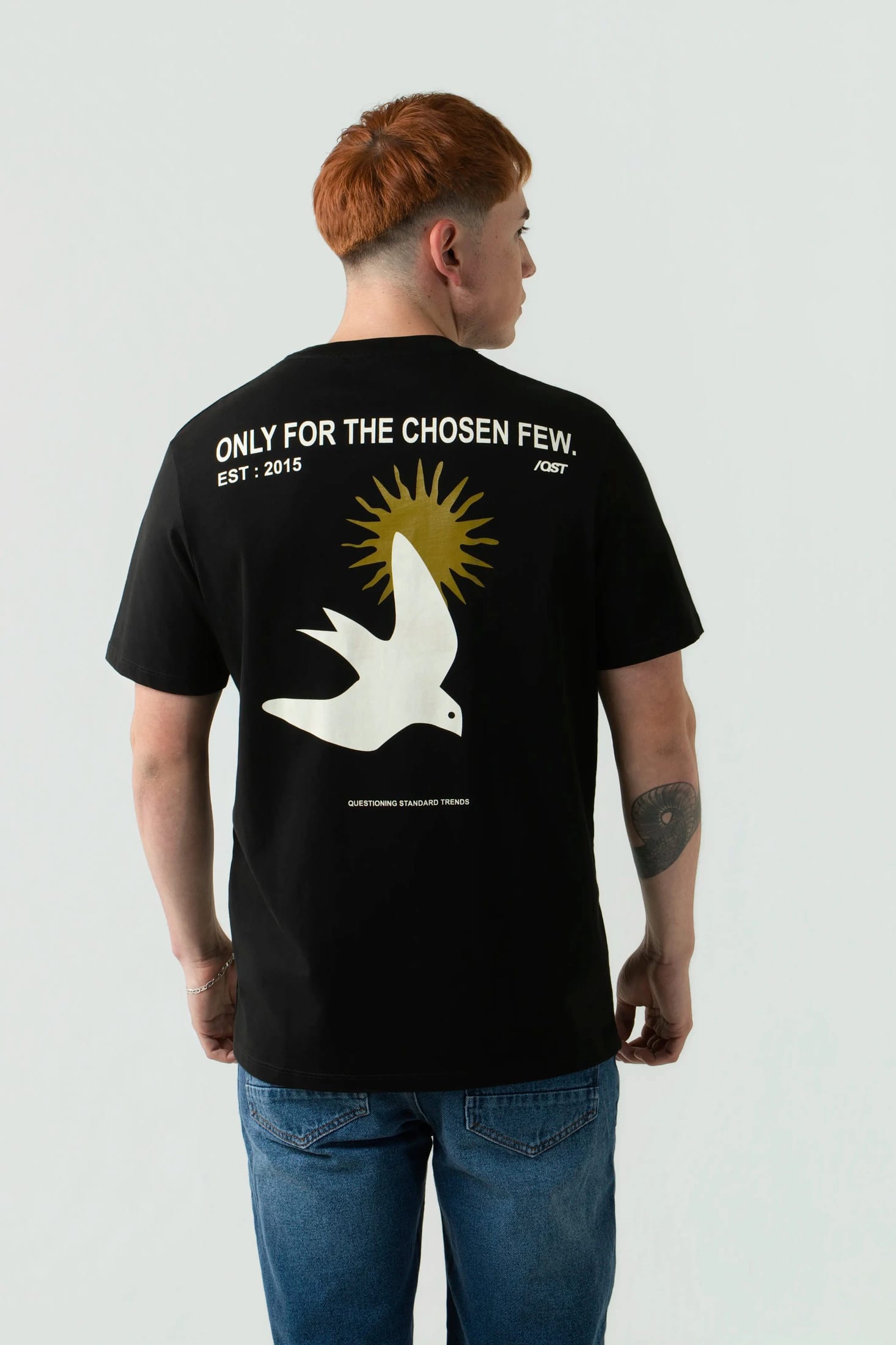 CAMISETA ESPECIAL ESTAMPADO LOCALIZADO COLOR NEGRO - imagen 3
