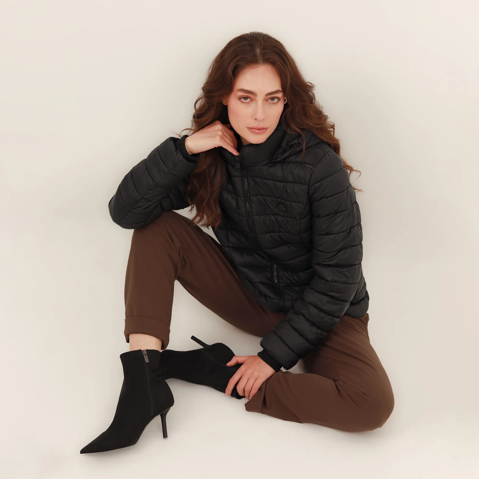 Chaqueta acolchada básica cuello alto con capucha - imagen 8