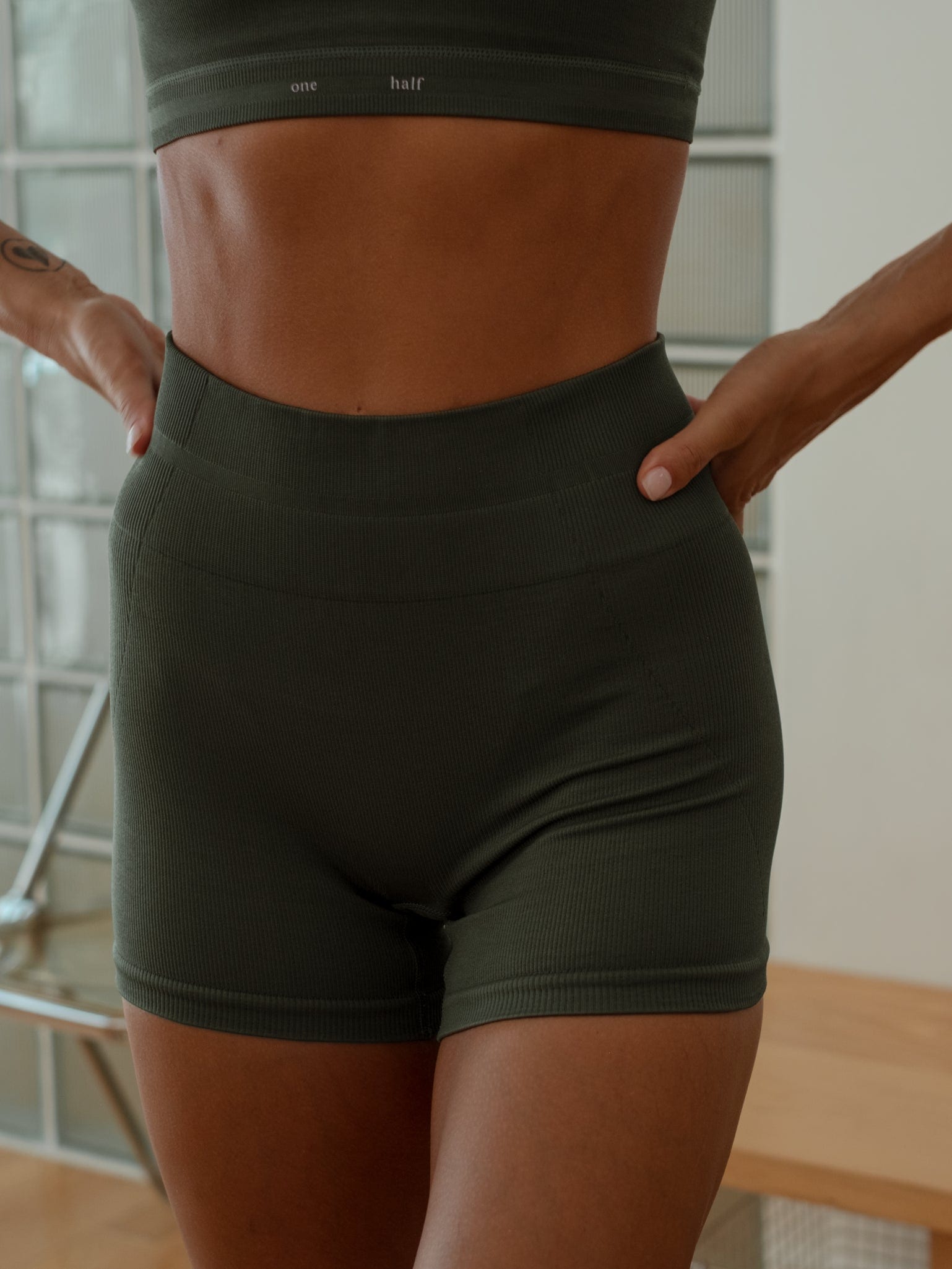 FORM SEAMLESS MINI SHORT - PESTO - imagen 1