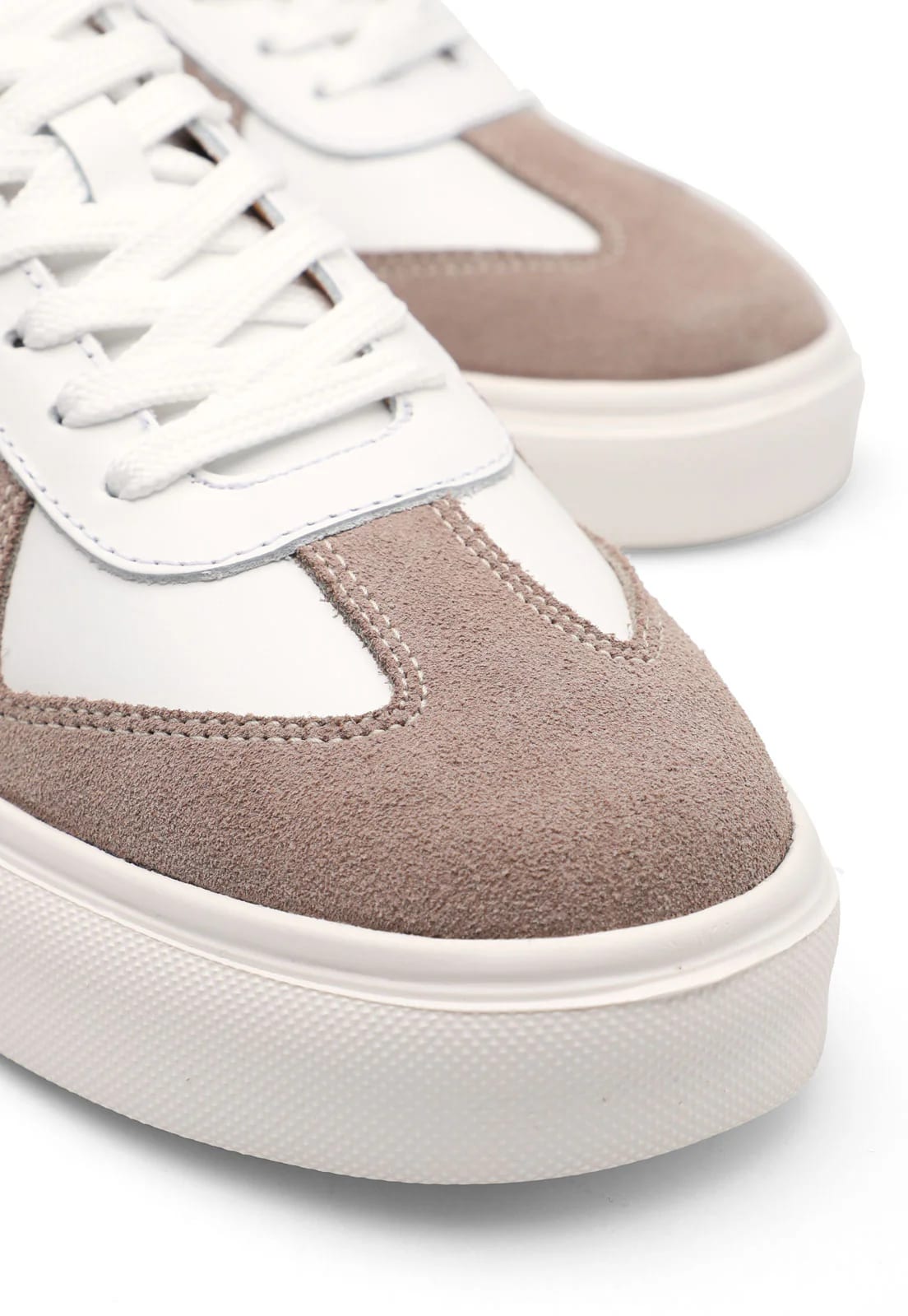 Tenis blancos con detalle en gamusa camel y talon verde - imagen 9