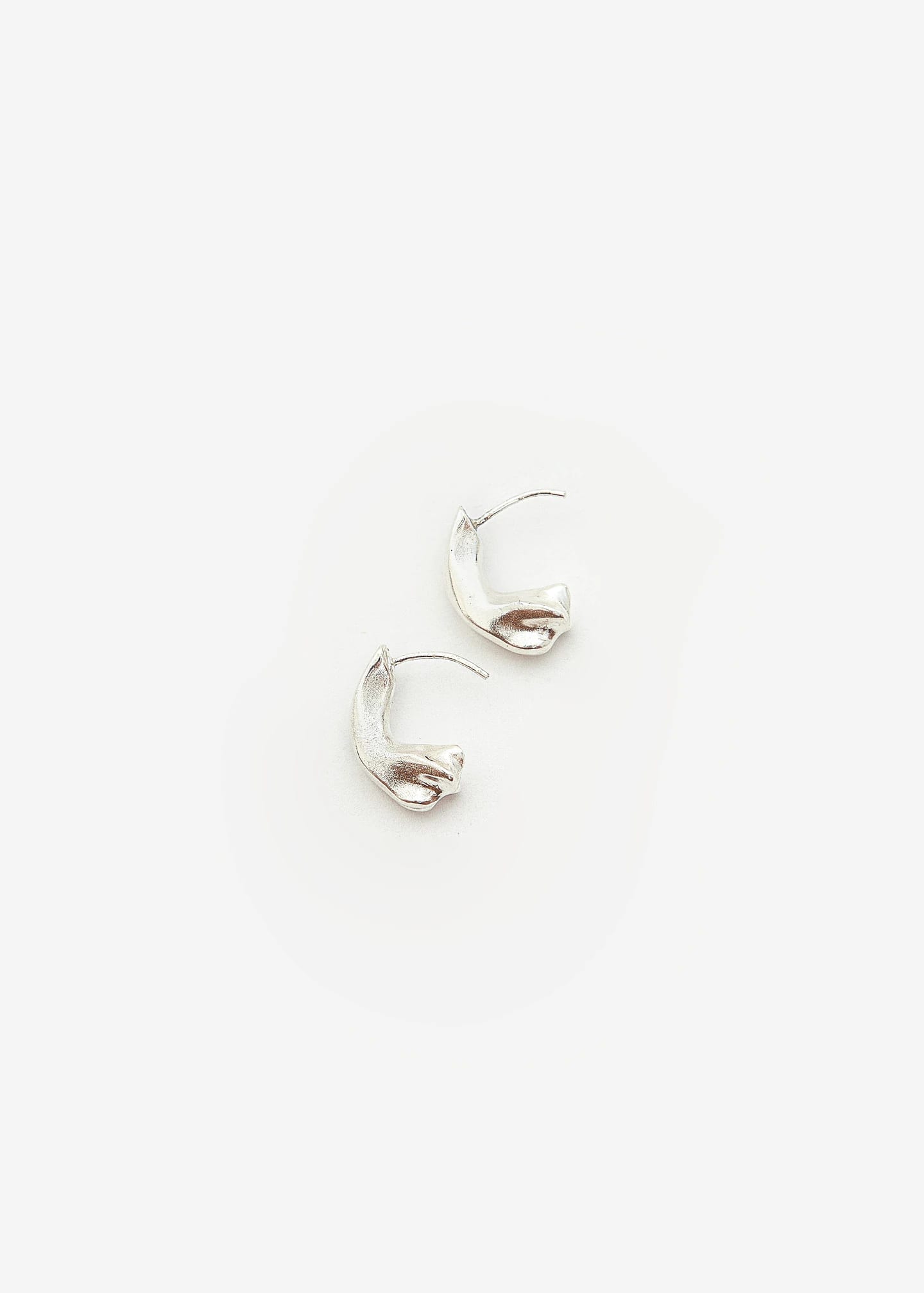 Mini Petal Curve Stud Plata - imagen 1