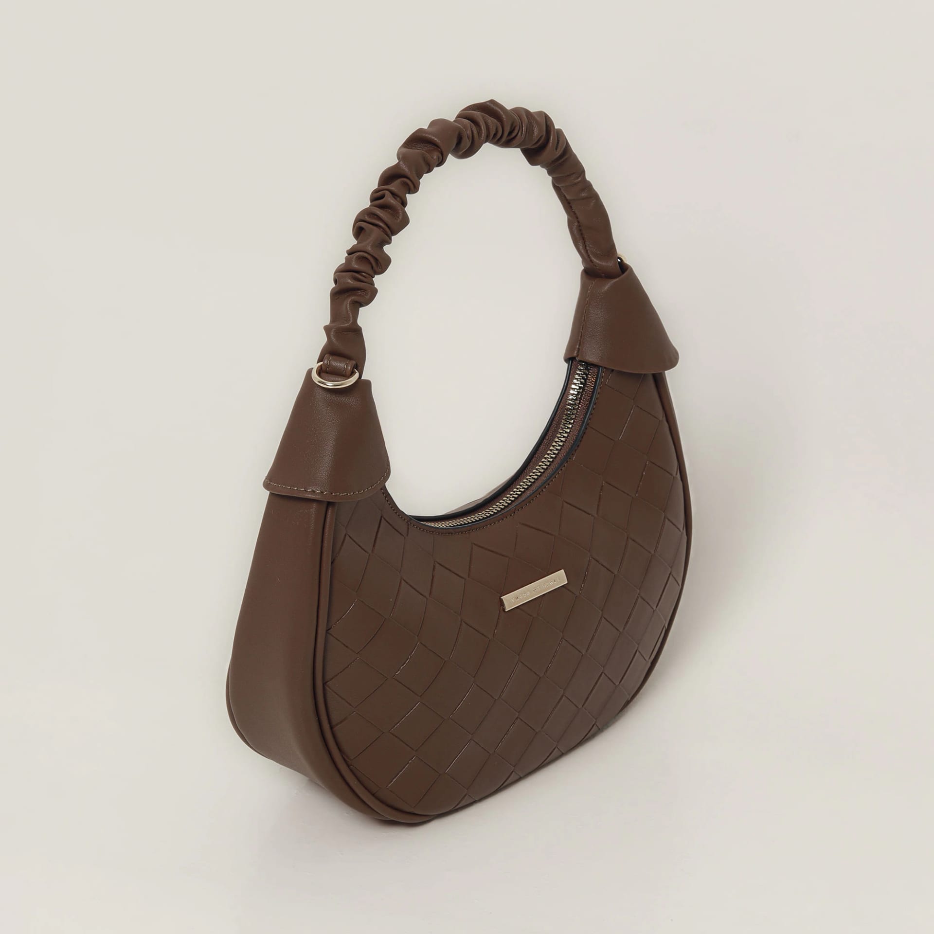 Bolso de hombro con textura - imagen 1