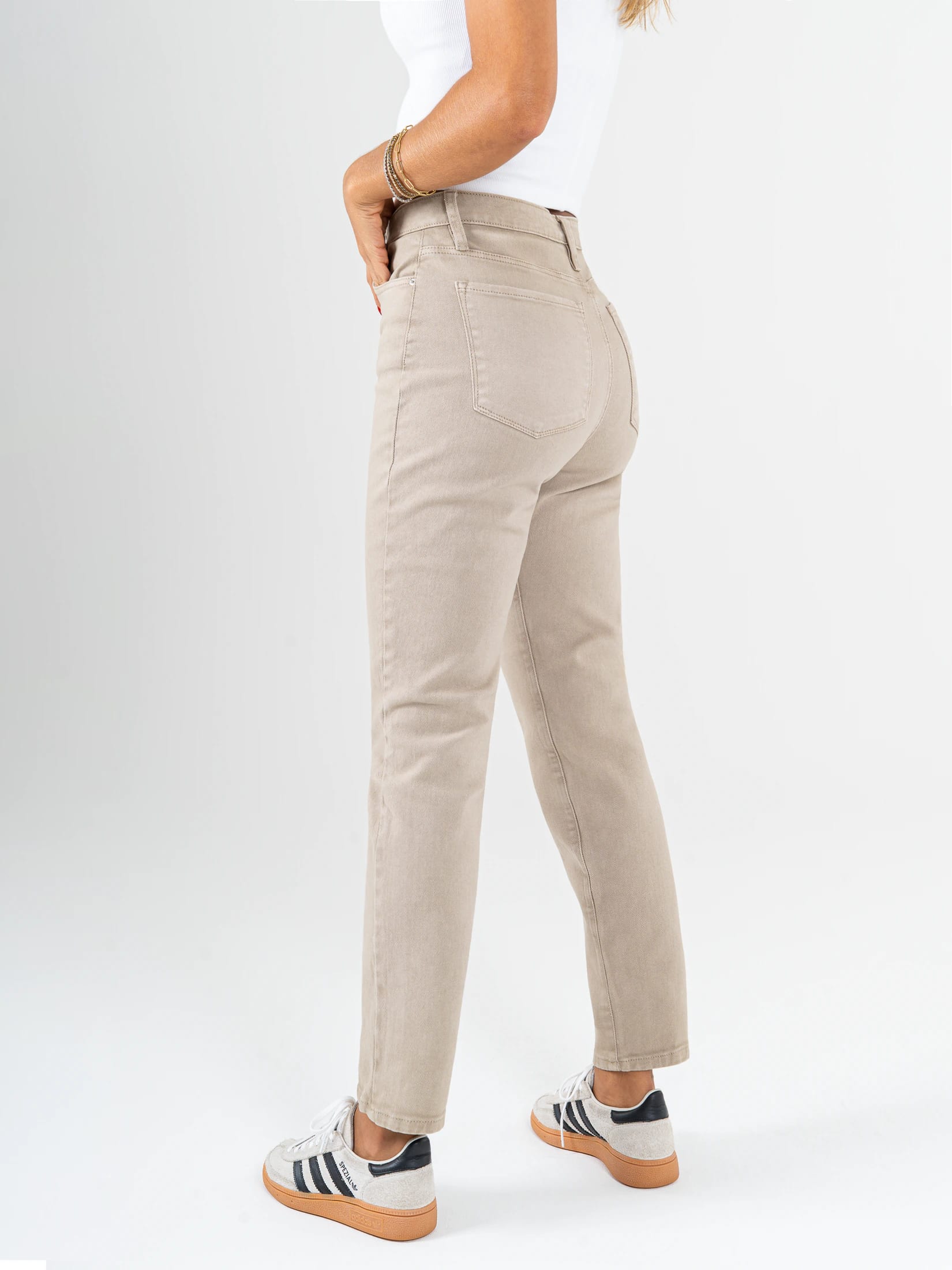 Ref: 069851 Pantalón mom fit stretch, tiro alto, tono arena. - imagen 2