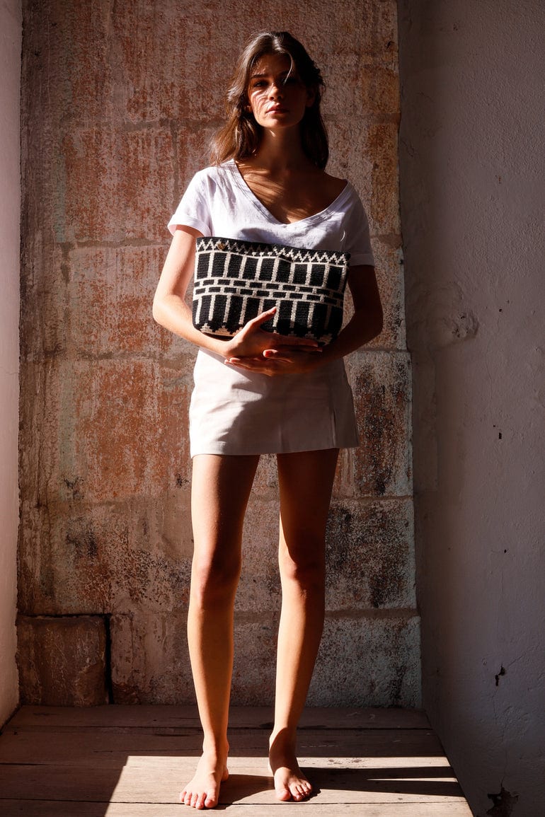 Lagos B Medium Clutch - imagen 4