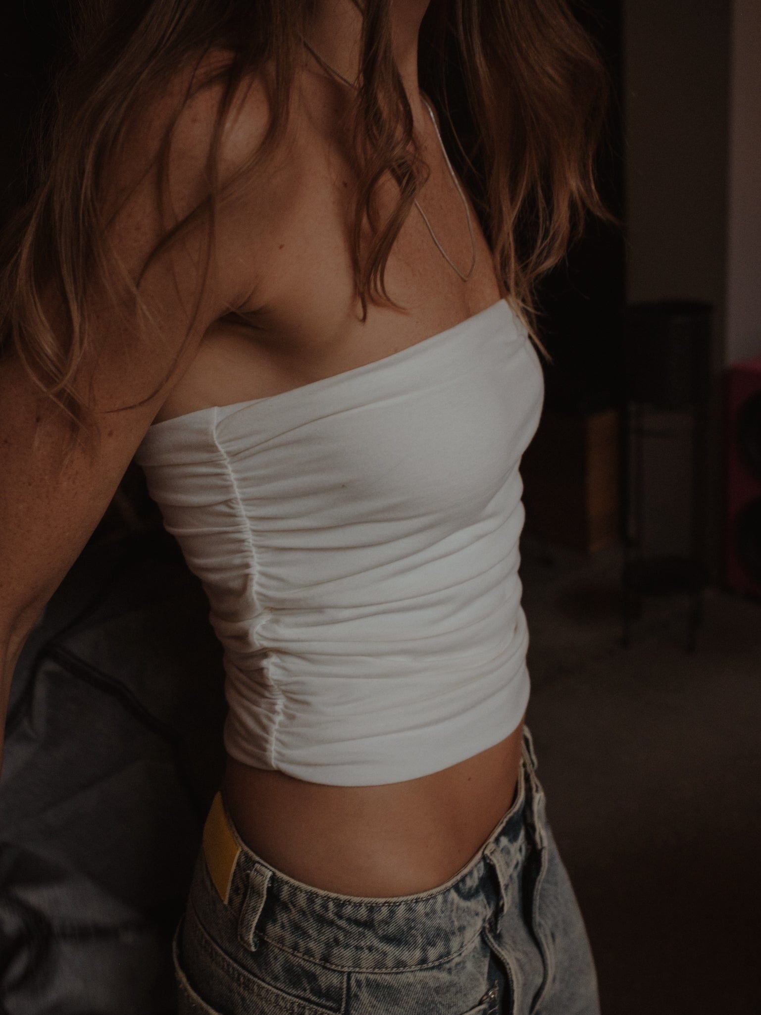 DRAPED STRAPLESS TOP - SOFT WHITE - imagen 3