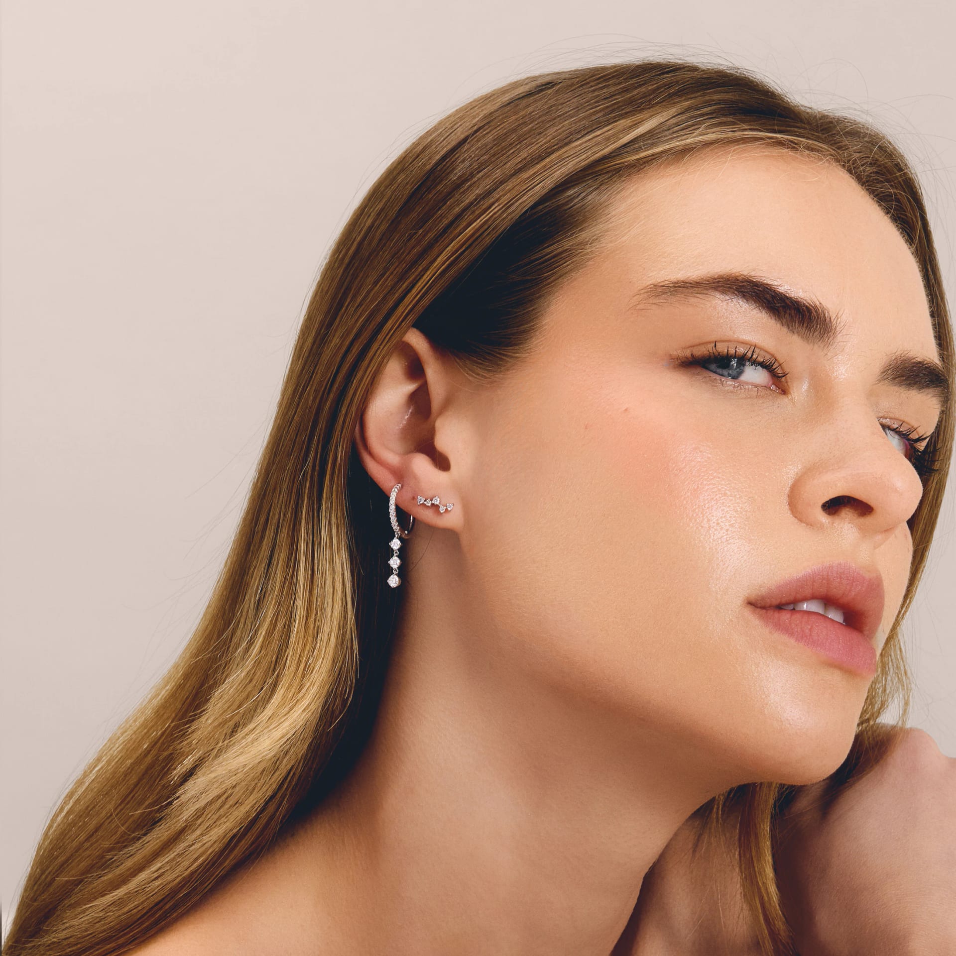 Arete Huggie 3 piedras - imagen 3