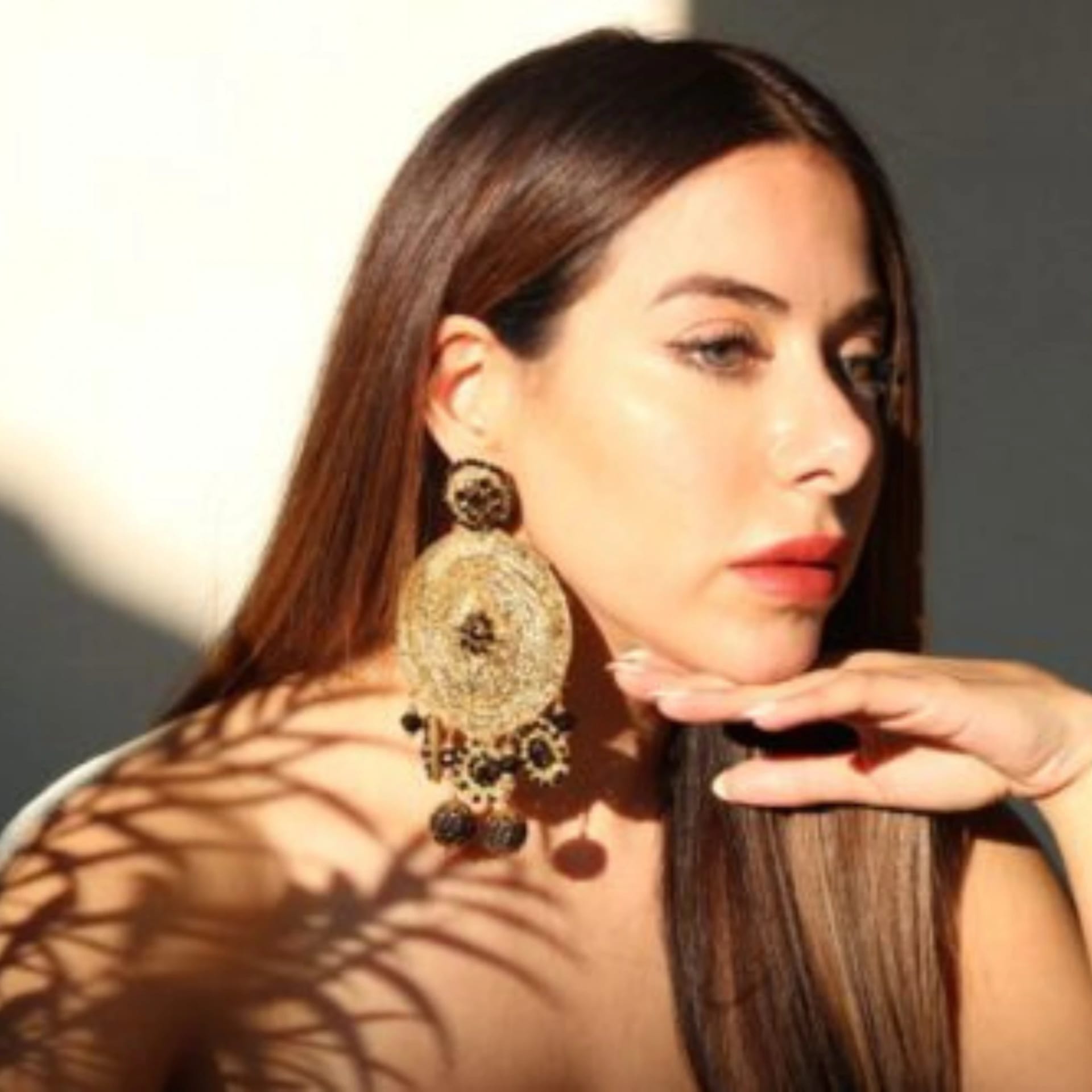Gold Big Circle Earrings - imagen 2