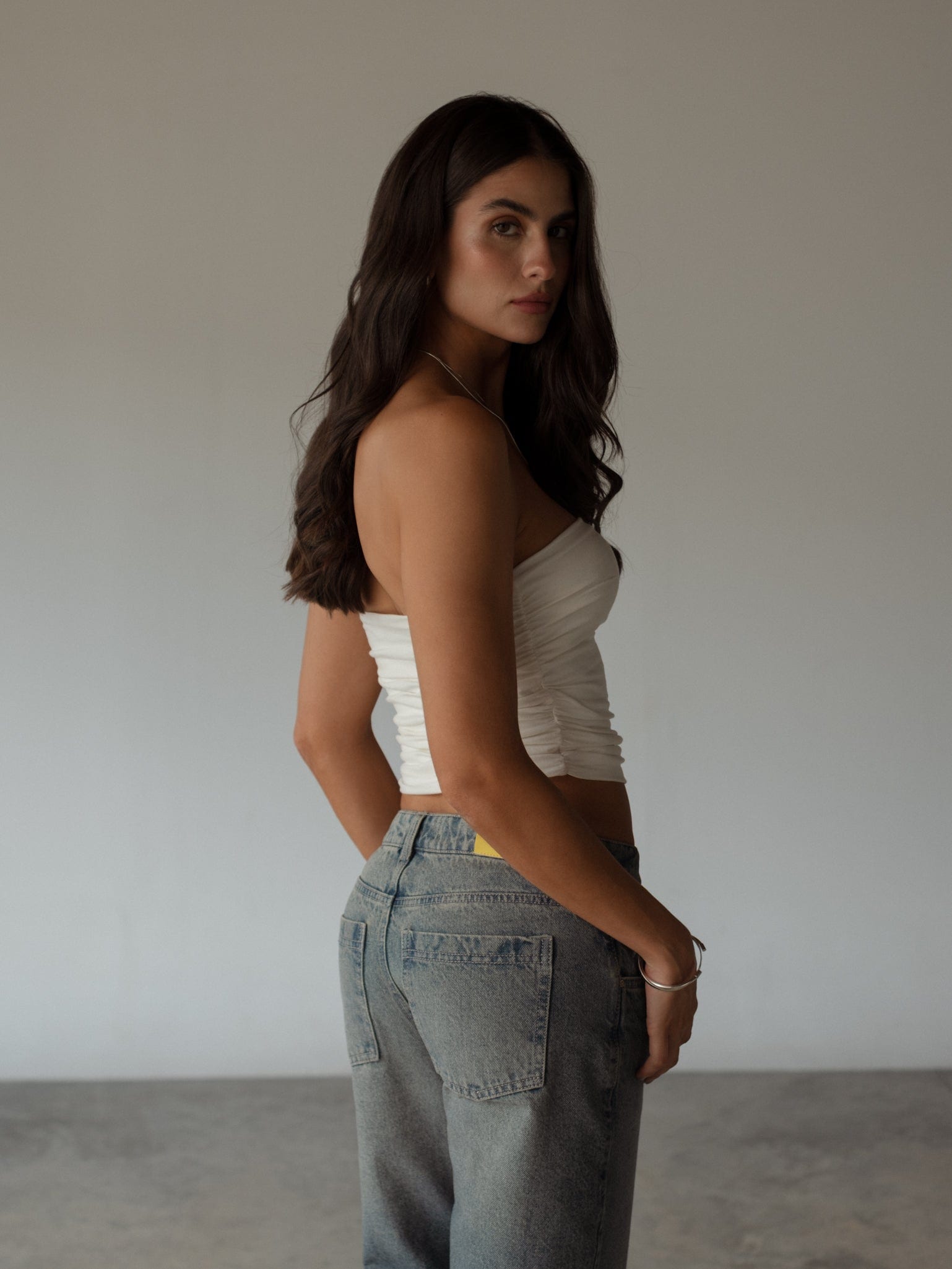 DRAPED STRAPLESS TOP - SOFT WHITE - imagen 5