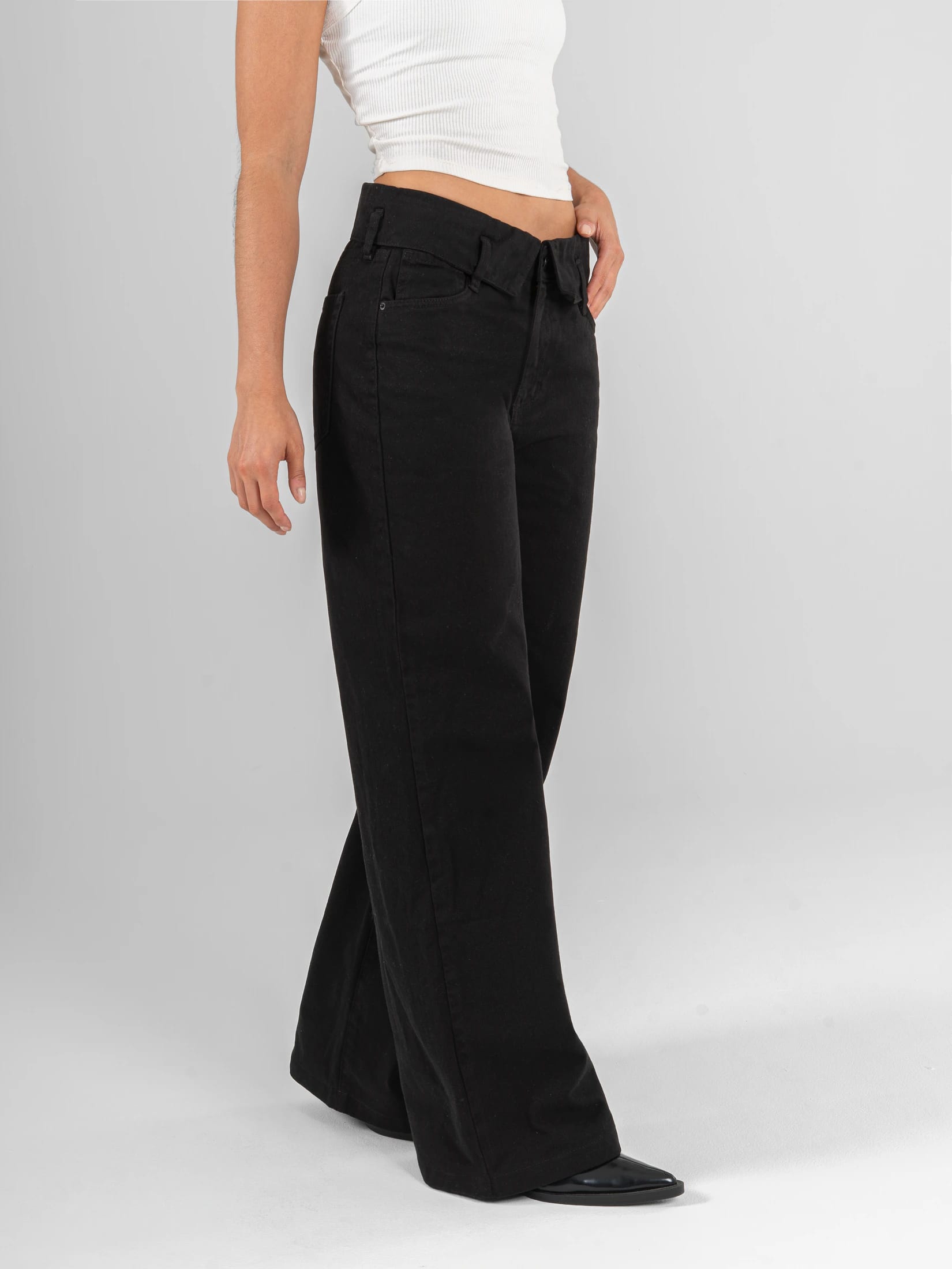 Ref: 0620631 Pantalón palazzo, rígido, detalle en pretina, tiro medio, tono negro - imagen 4