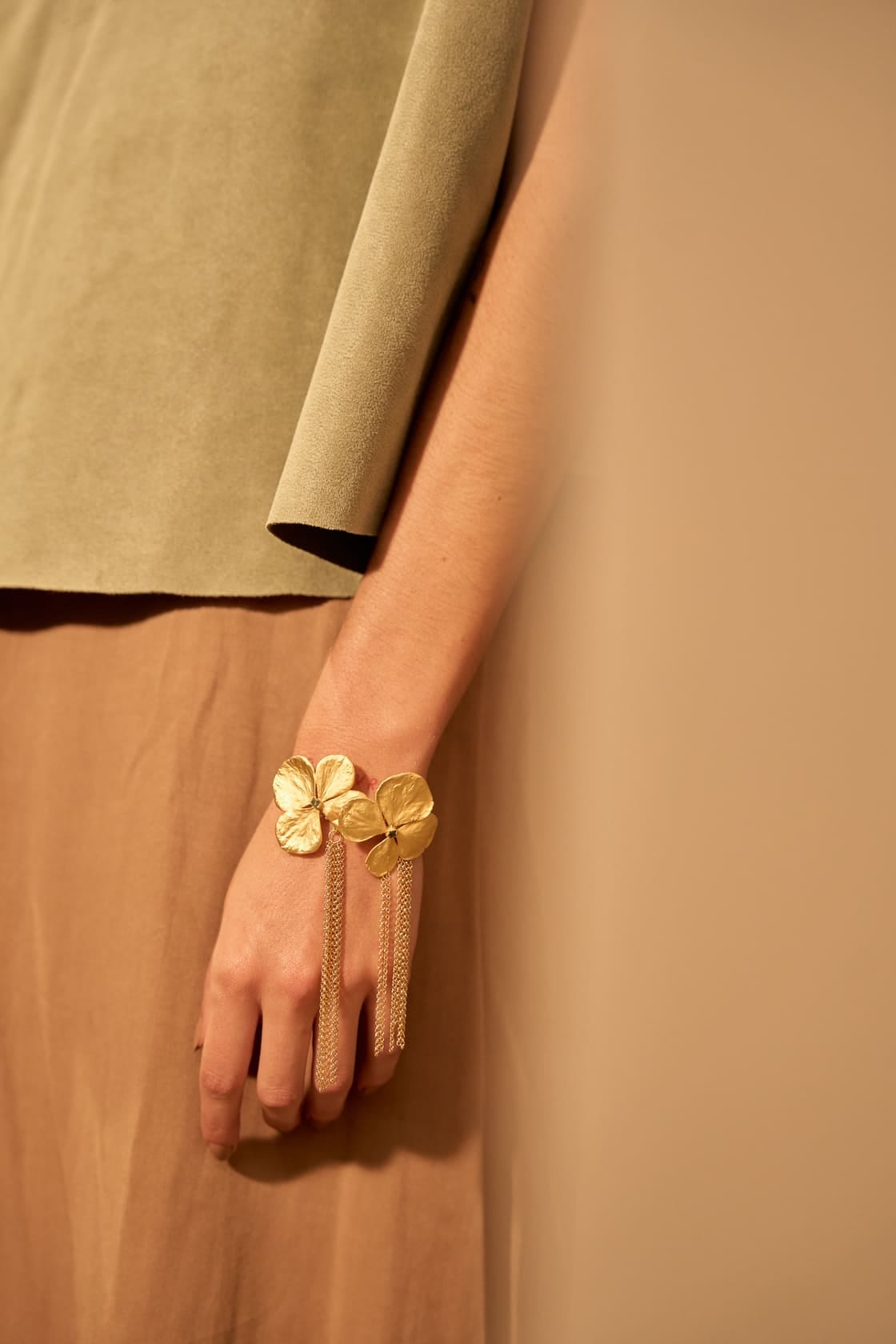 HYDRANGEA CHAINS AND ROUGH EMERALD BRACELET - imagen 2