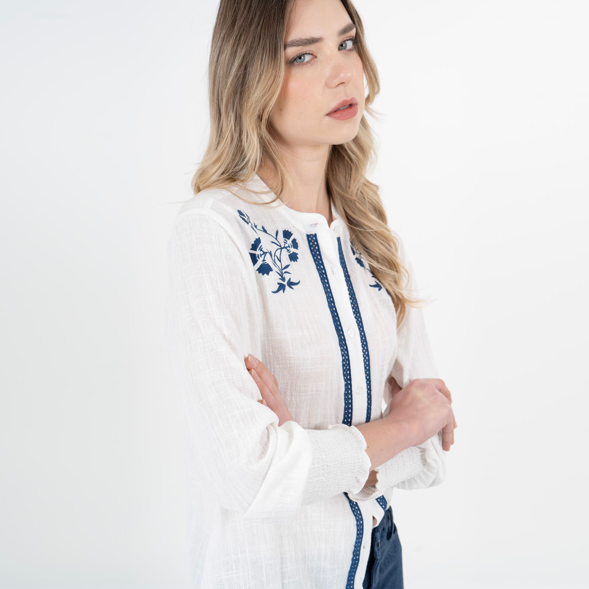 Blusa cuello nerú manga larga con bordado flores en contraste - imagen 4
