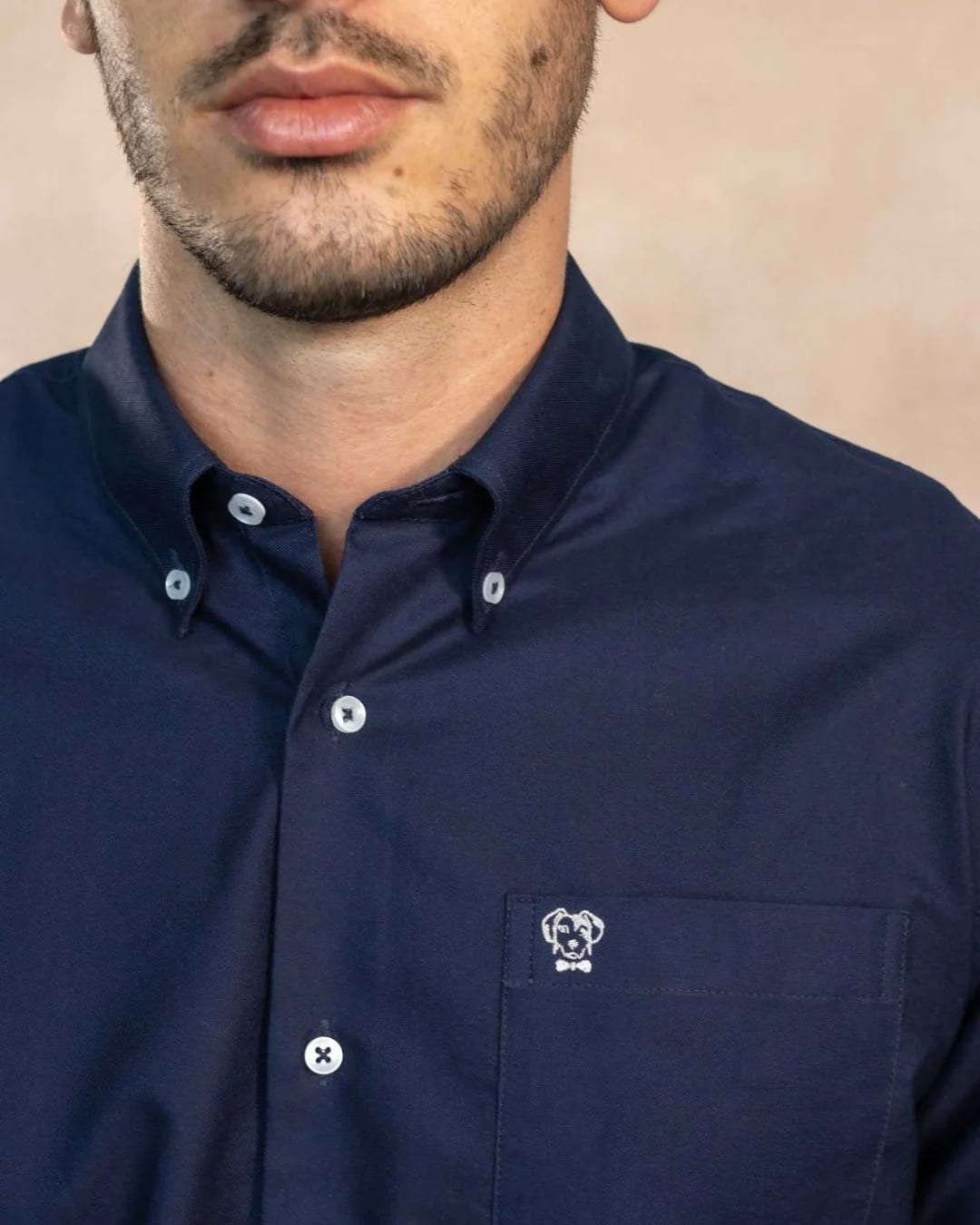 Camisa Antimanchas Oxford Azul Oscuro con Bolsillo Logo Gris - Talla Regular - imagen 5
