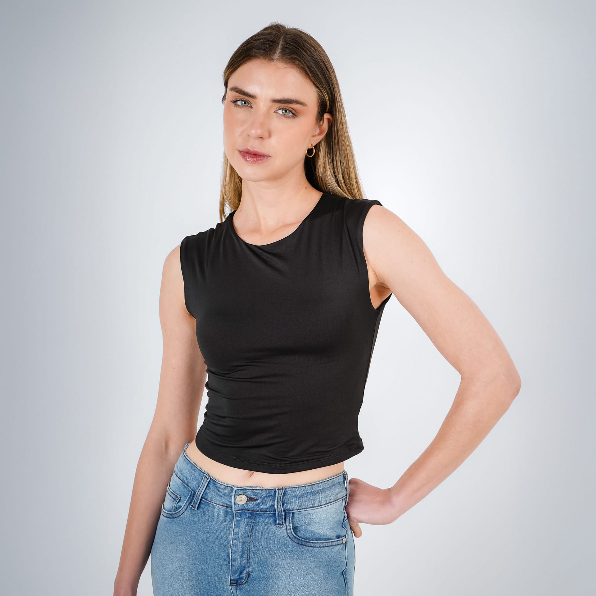 Camiseta crop básica cuello redondo manga sisa - imagen 15