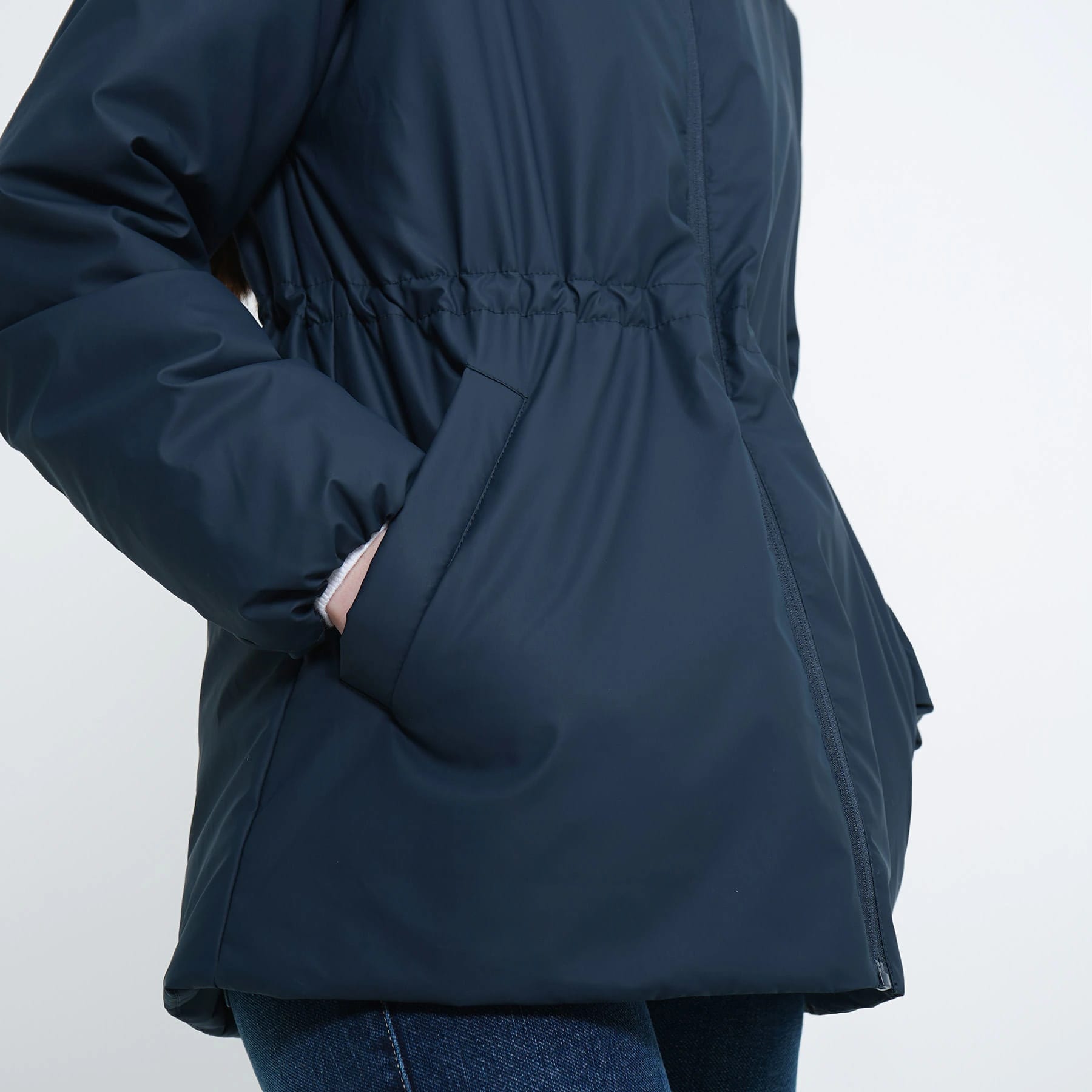 Chaqueta acolchada con capucha y ajuste en cintura - imagen 7