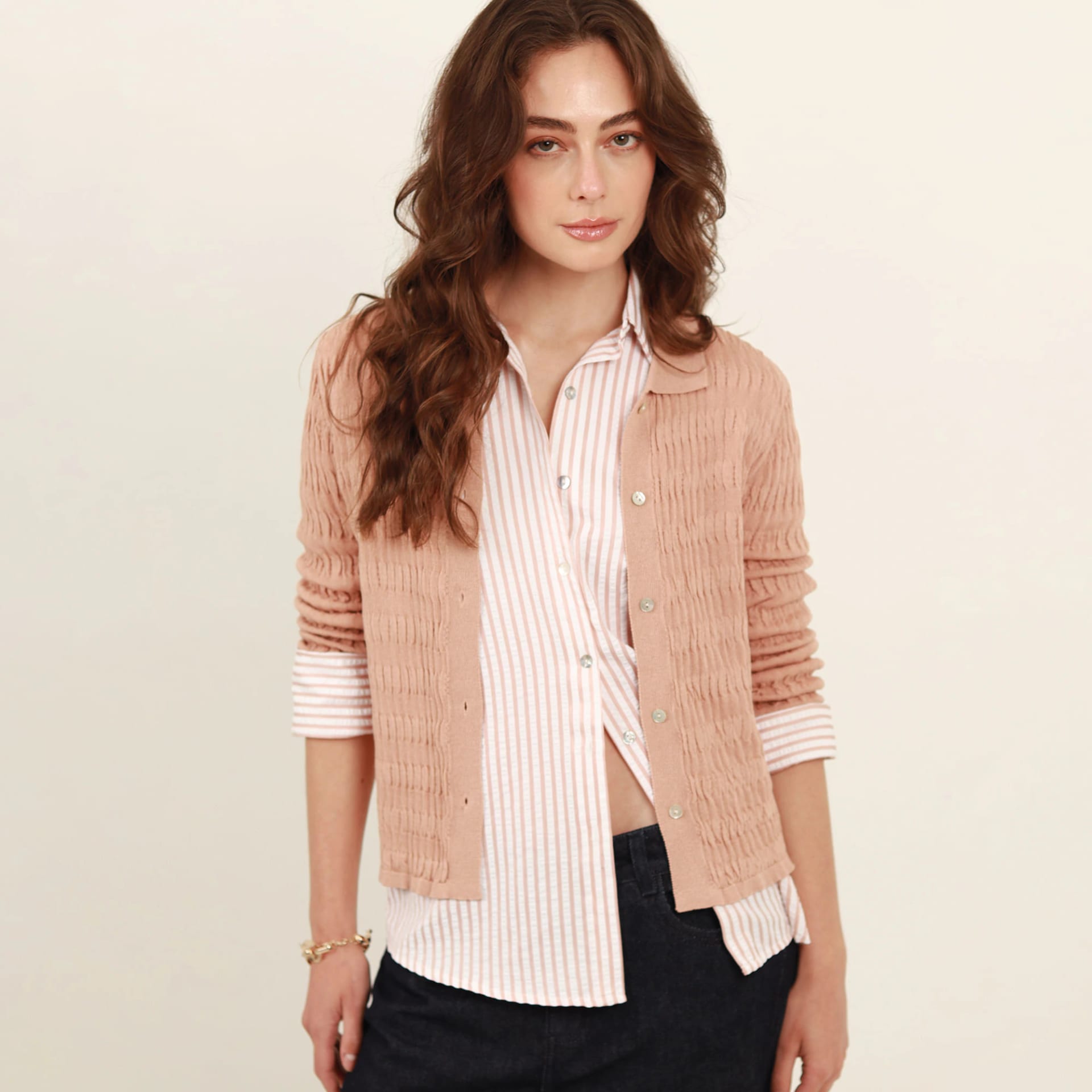 Sweater cárdigan corto cuello camisero con textura - imagen 8