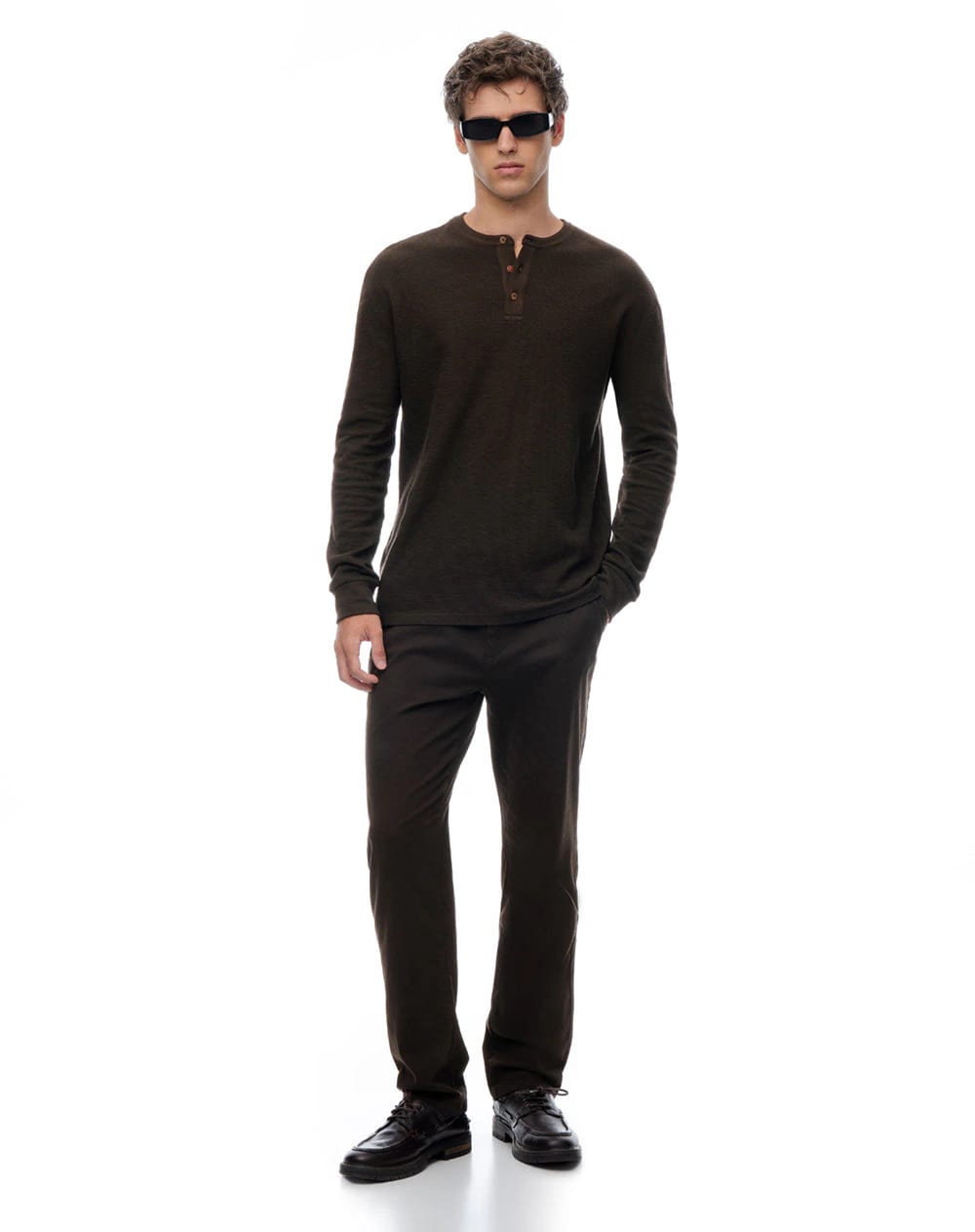 Pantalón slim tiro medio café hombre - imagen 1
