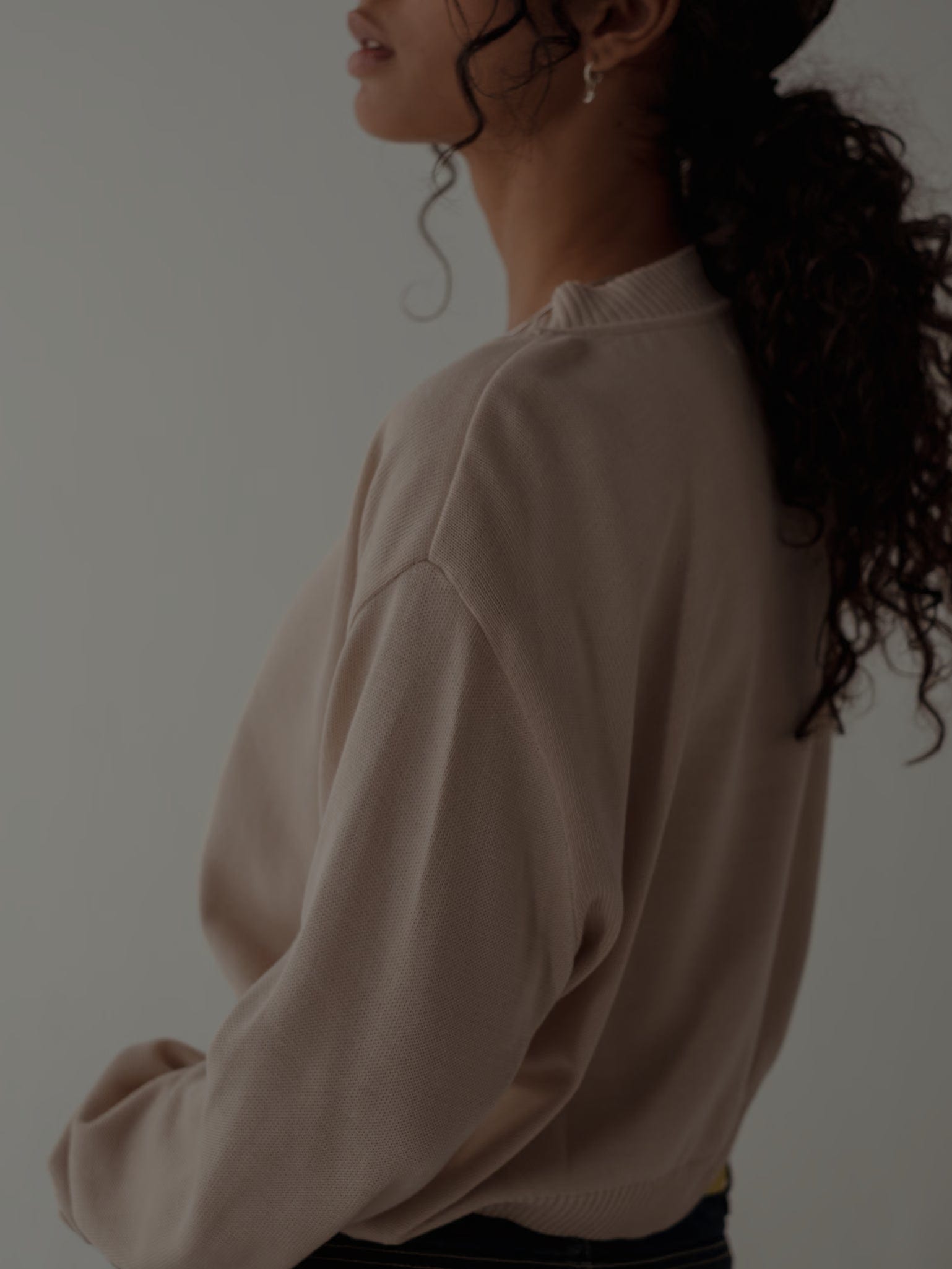 ONE HALF V-NECK KNIT SWEATER - NATURAL COTTON - imagen 6