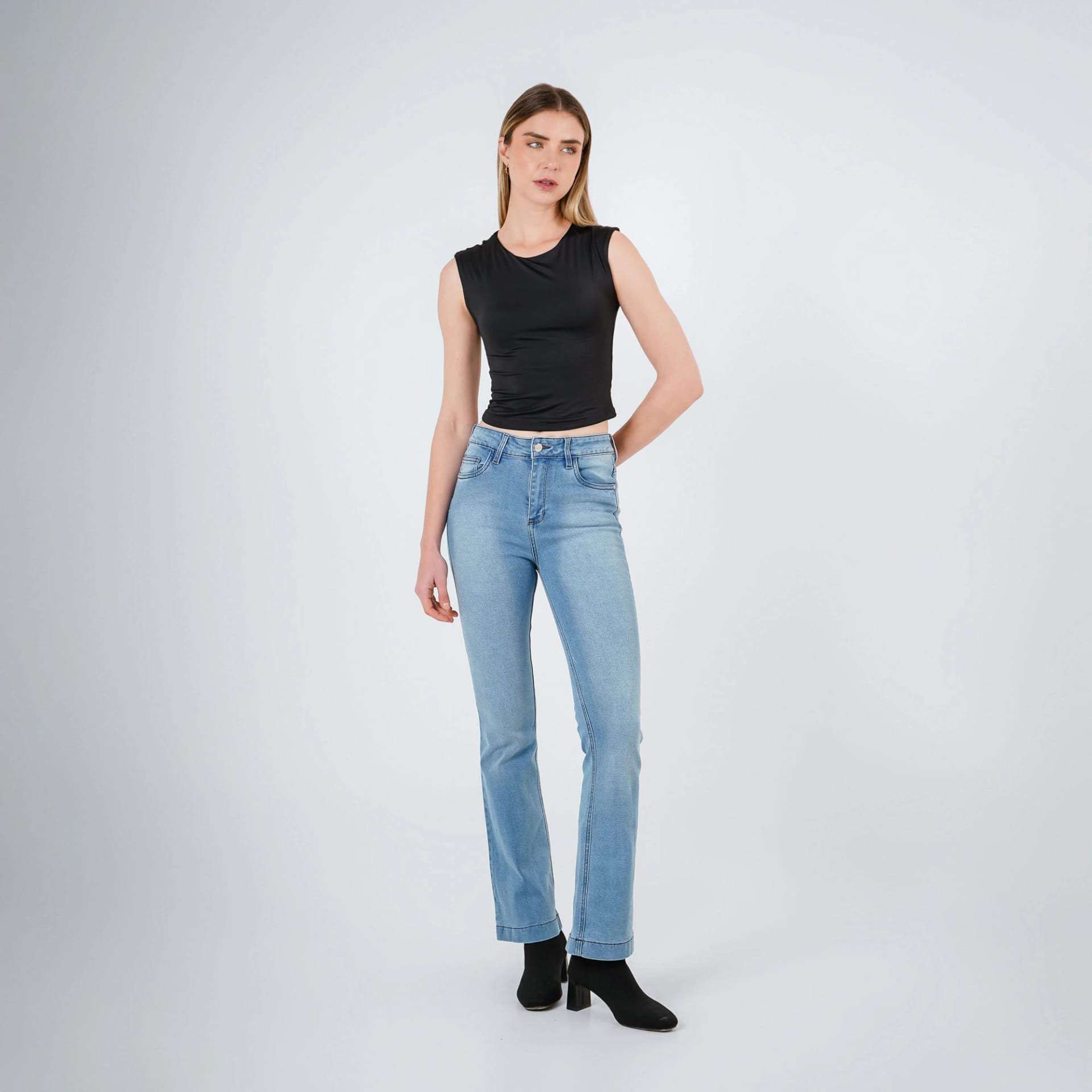Camiseta crop básica cuello redondo manga sisa - imagen 13