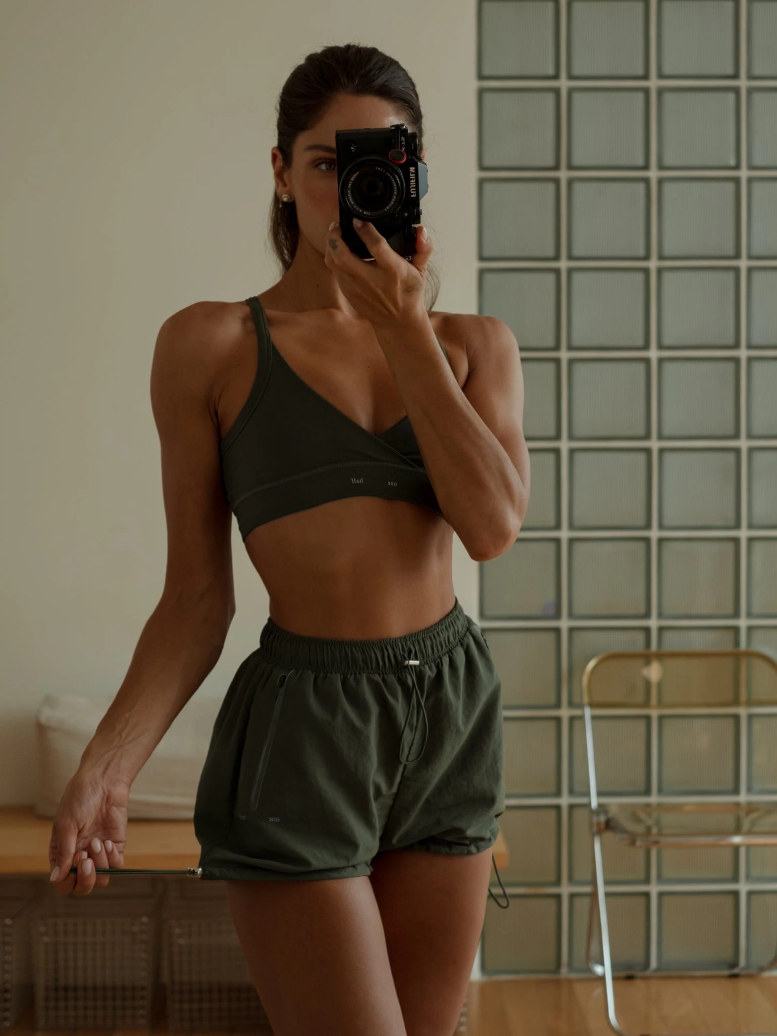 V-FORM SEAMLESS TOP - PESTO - imagen 5