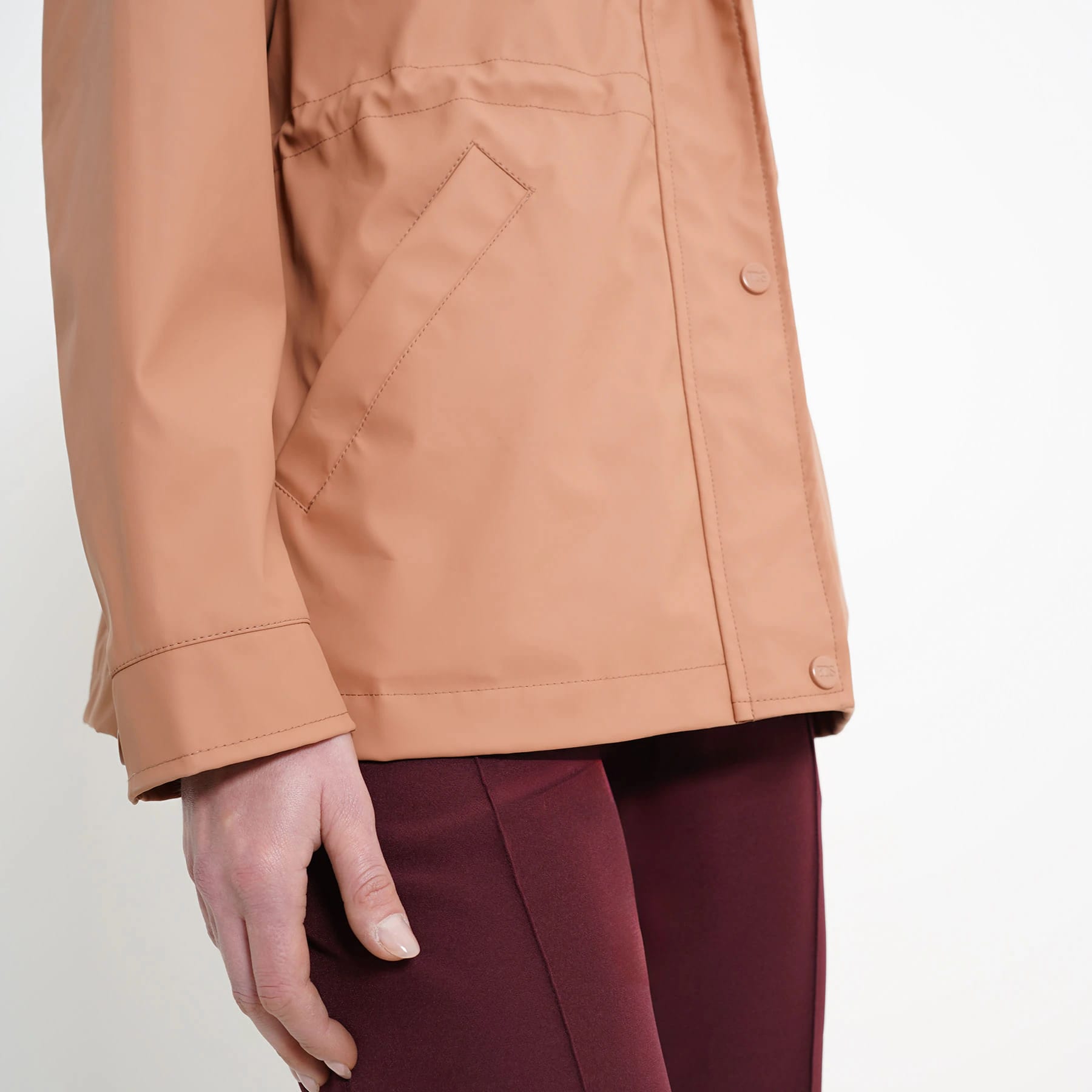 Chaqueta raincoat impermeable con capucha y ajuste en cintura - imagen 9